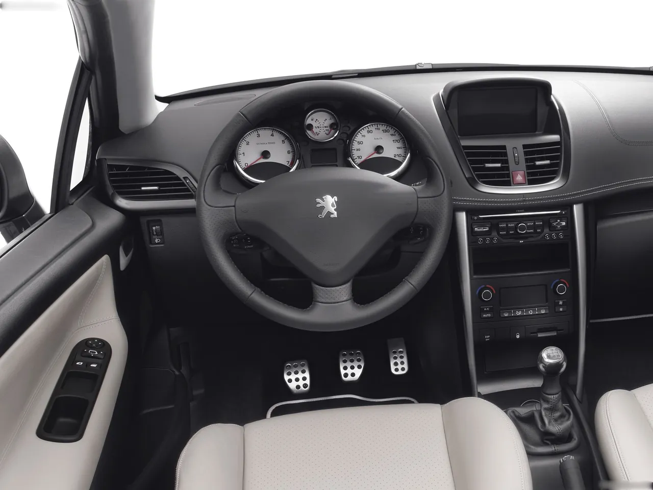 Peugeot 207 CC (2010) – interiér