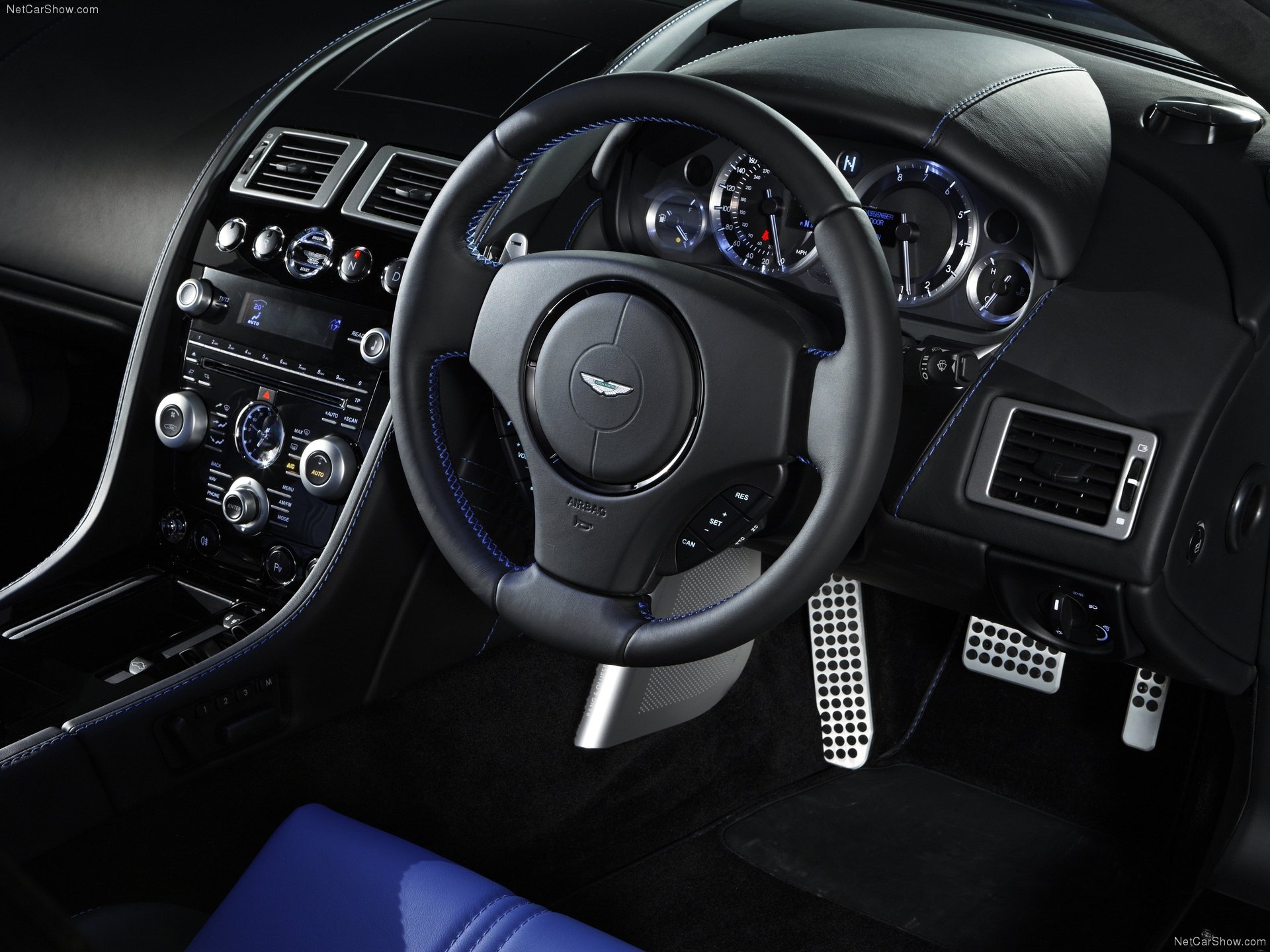 Aston Martin V8 Vantage S (2012) – interiér