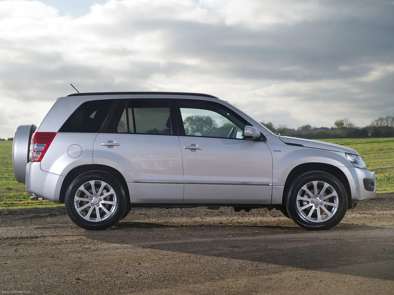 Suzuki Grand Vitara (2013) – boční profil