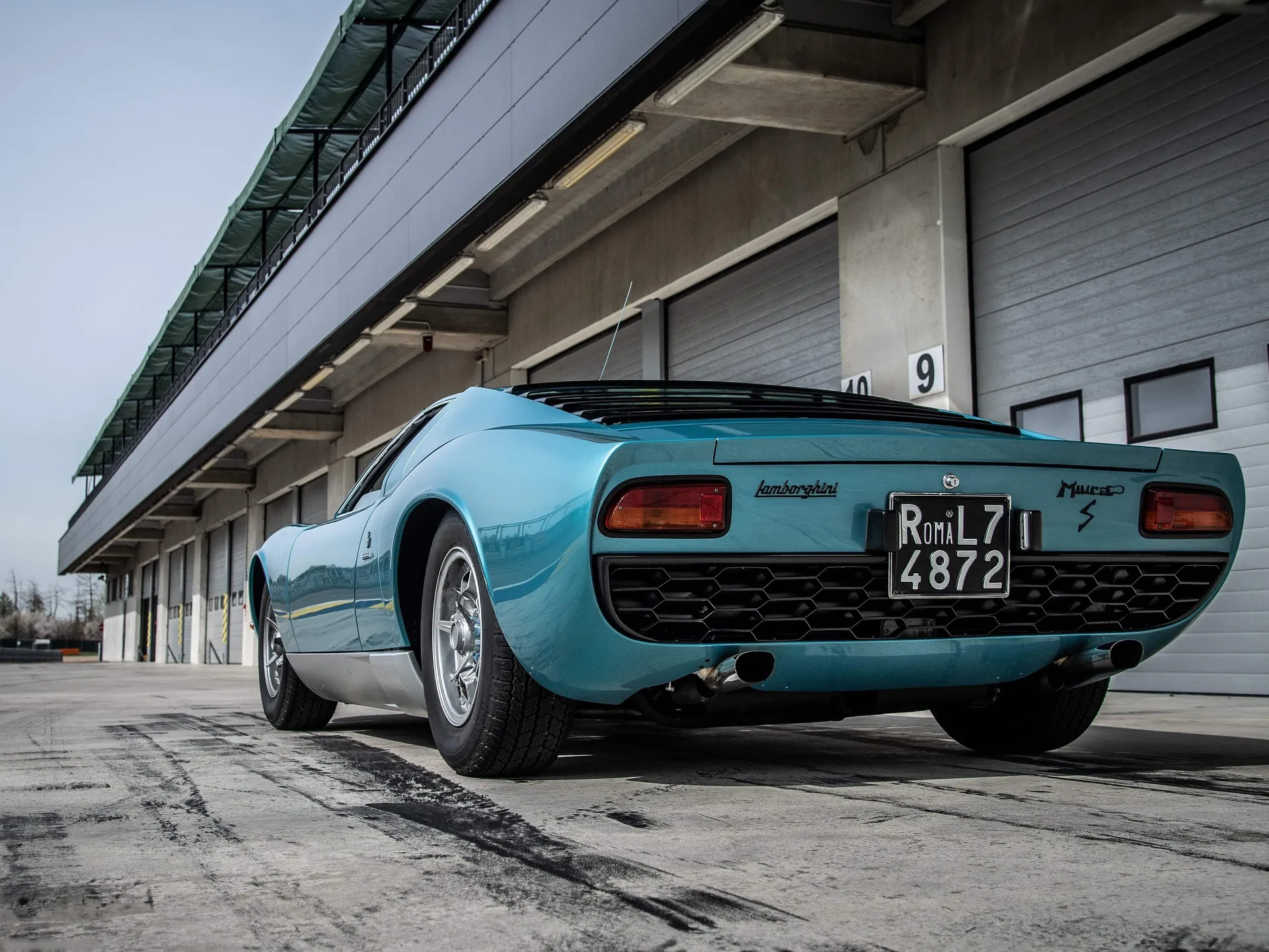 Lamborghini Miura P400 S (1971) – zadní tříčtvrteční pohled