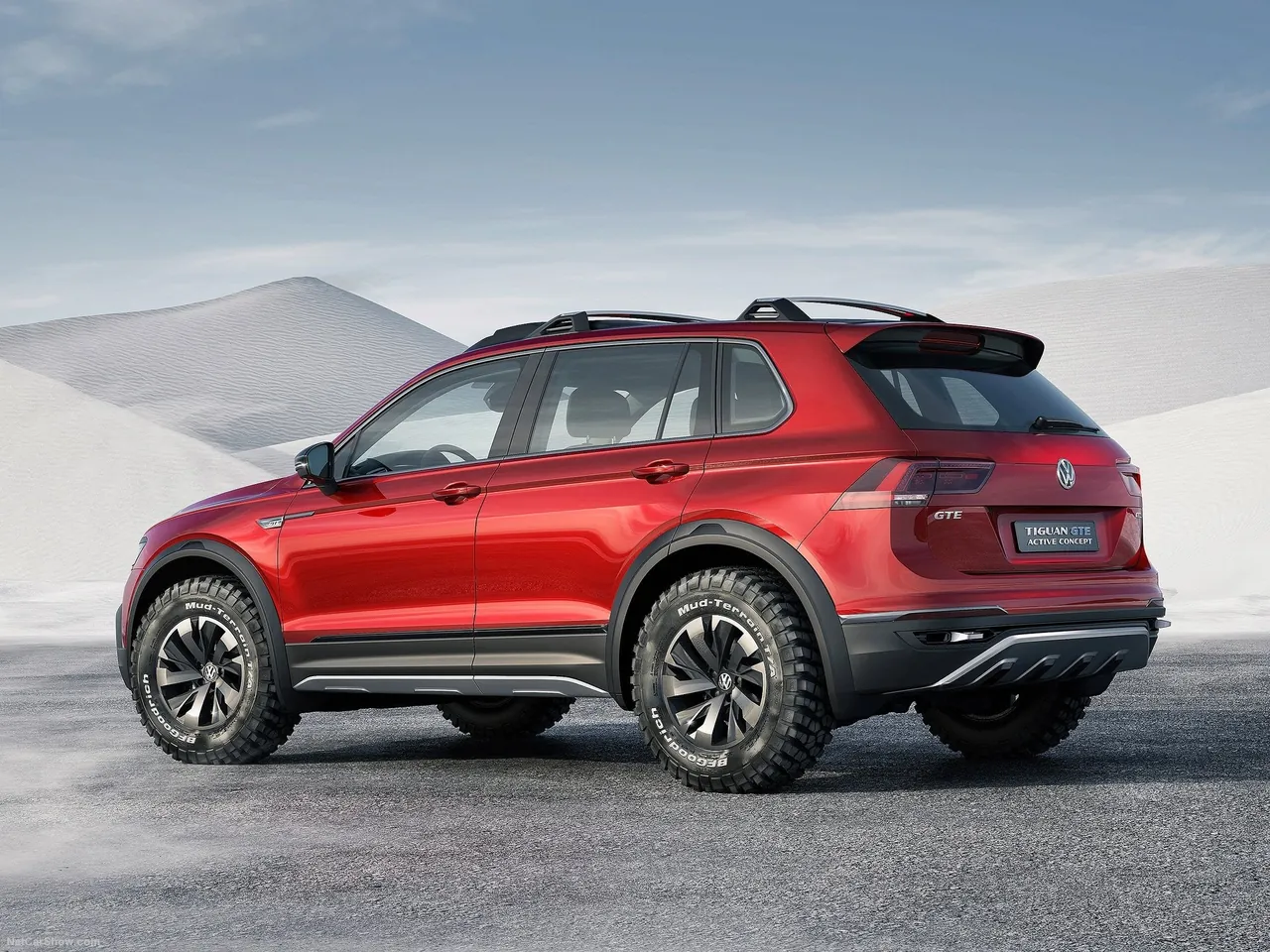 Volkswagen Tiguan GTE Active Concept (2016) – zadní tříčtvrteční pohled