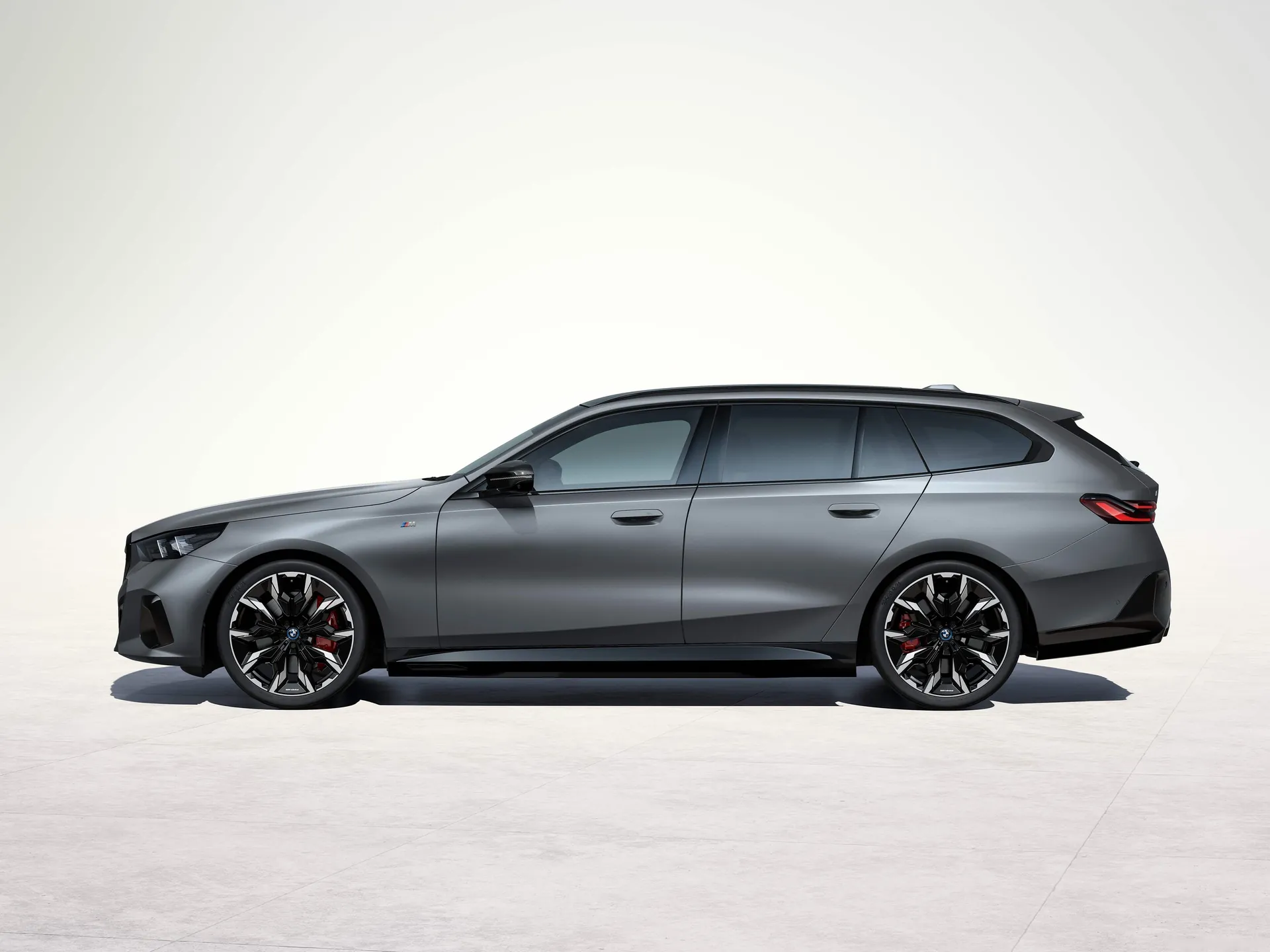BMW i5 M60 Touring (2025) – boční profil