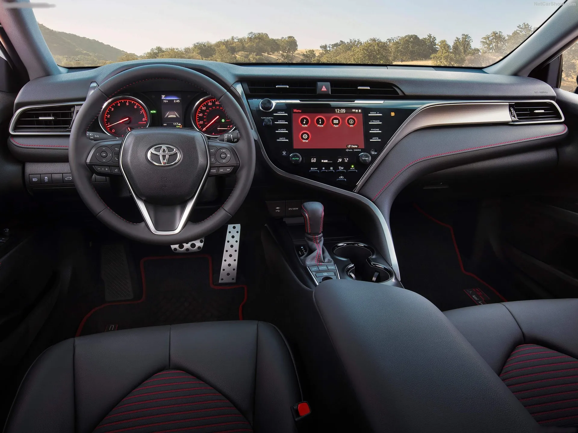 Toyota Camry TRD (2020) – interiér