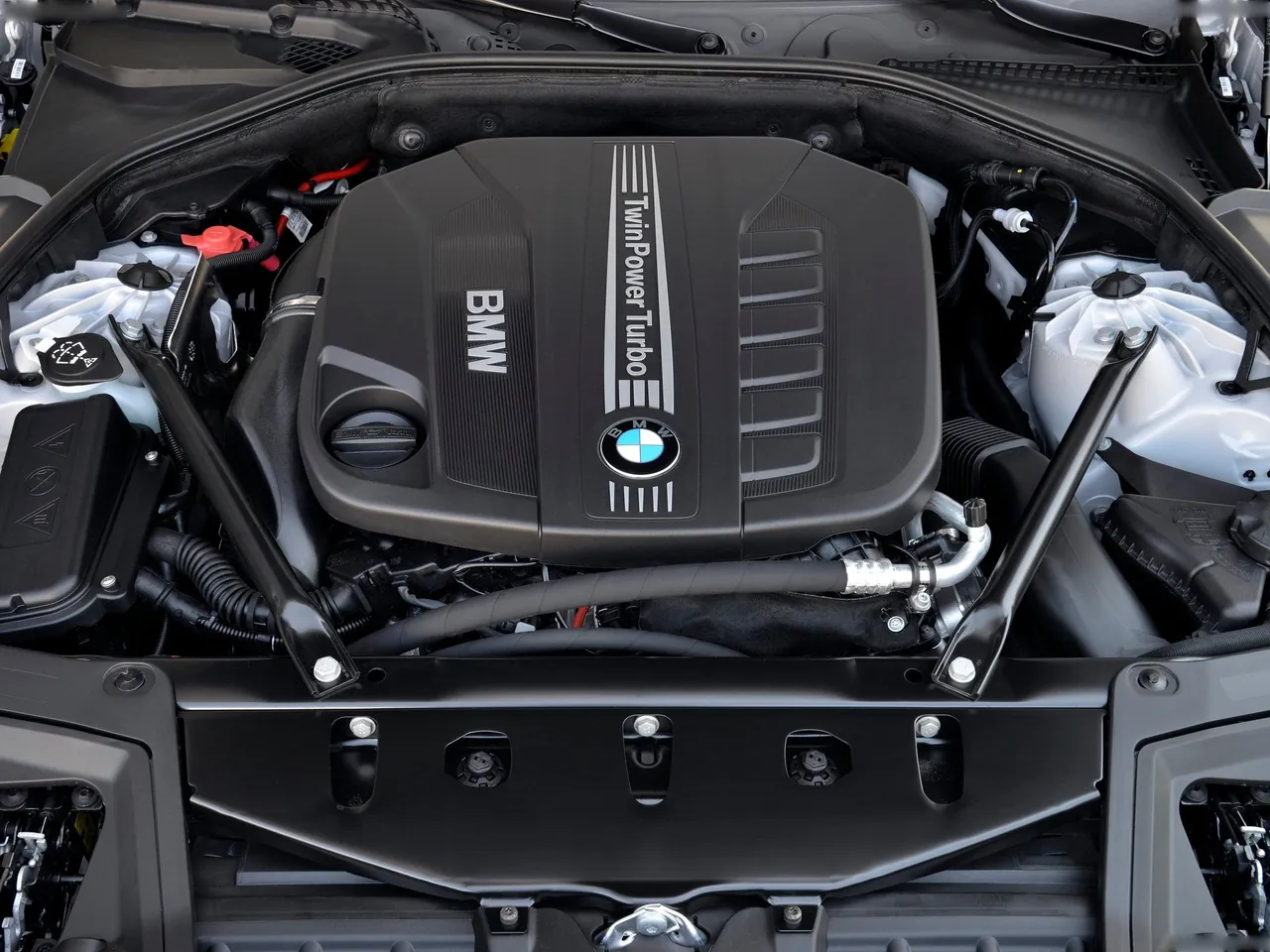 BMW 5-Series (2014) – motorový prostor