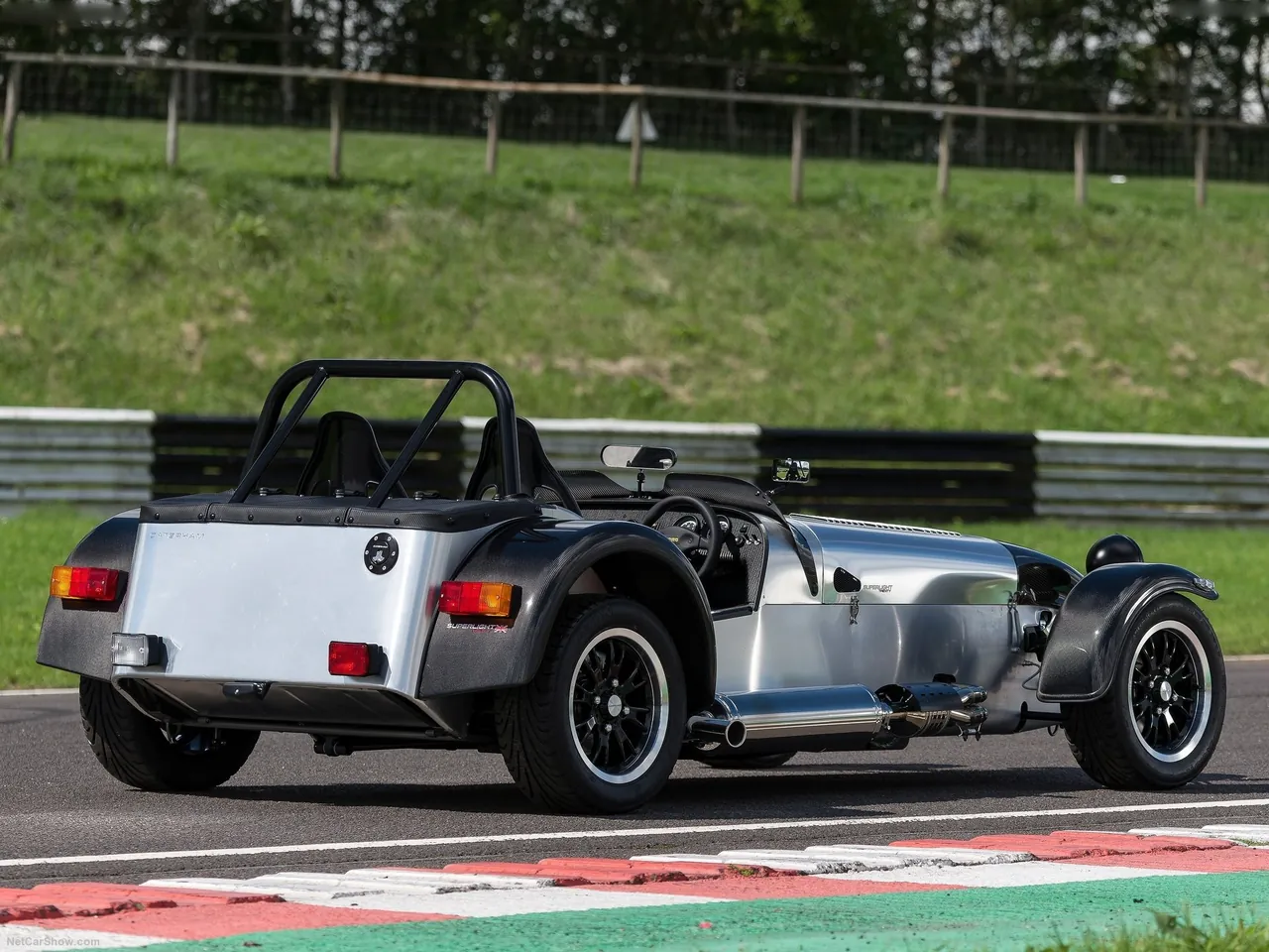 Caterham Superlight Twenty (2016) – zadní tříčtvrteční pohled