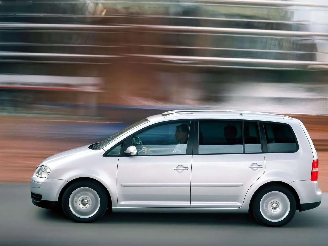 Volkswagen Touran (2003) - Side Profile