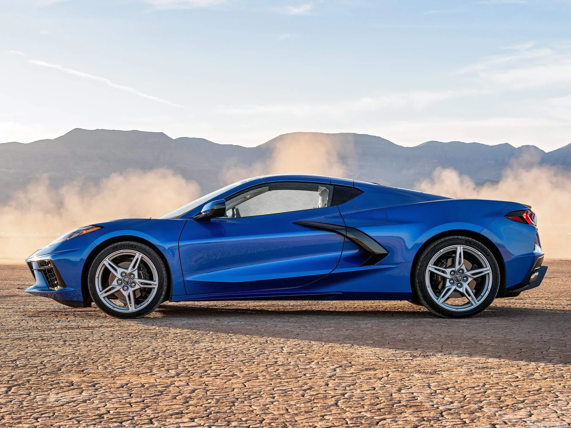 Chevrolet Corvette C8 Stingray (2020) – boční profil