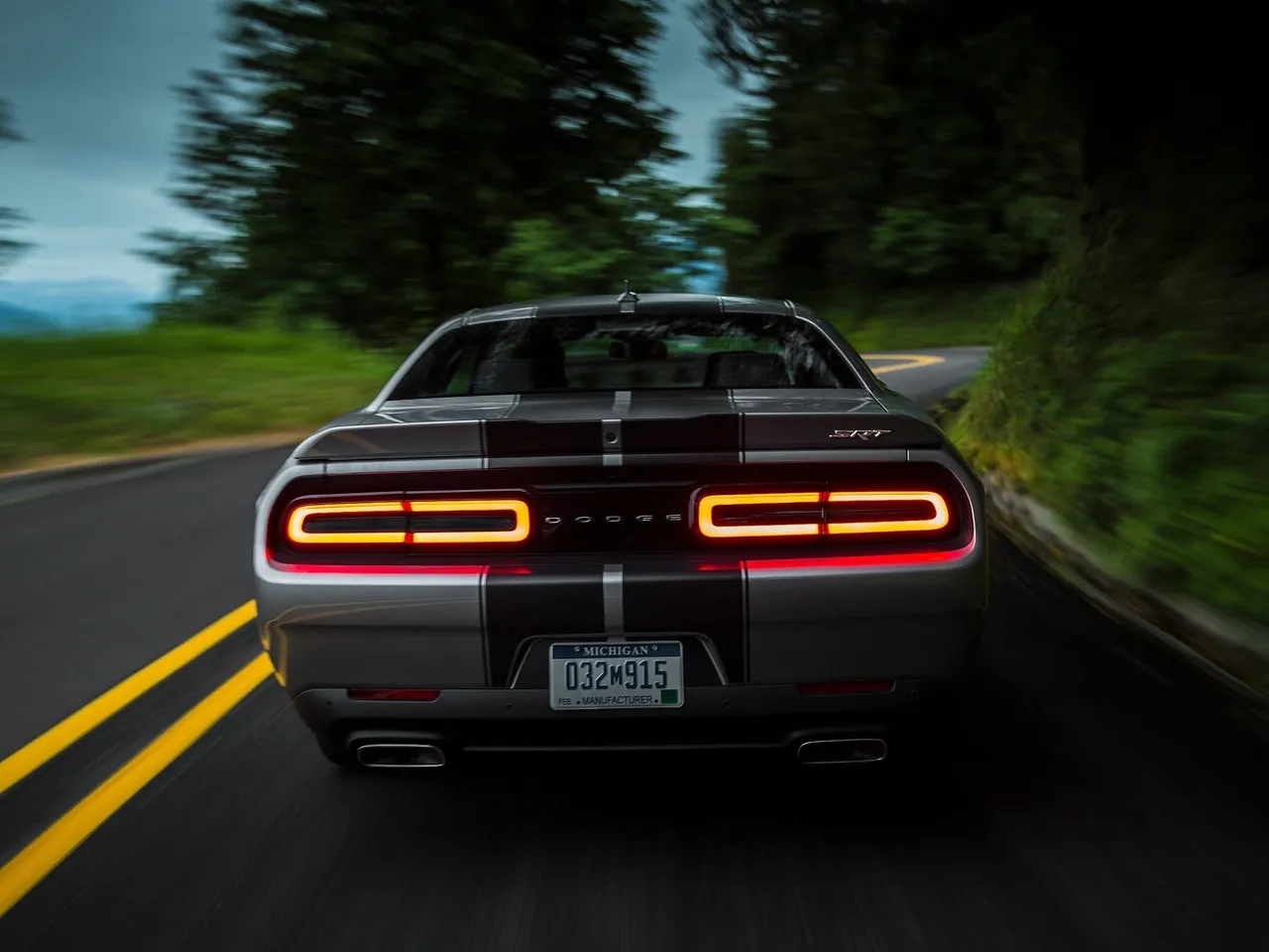 Dodge Challenger SRT (2015) – zezadu