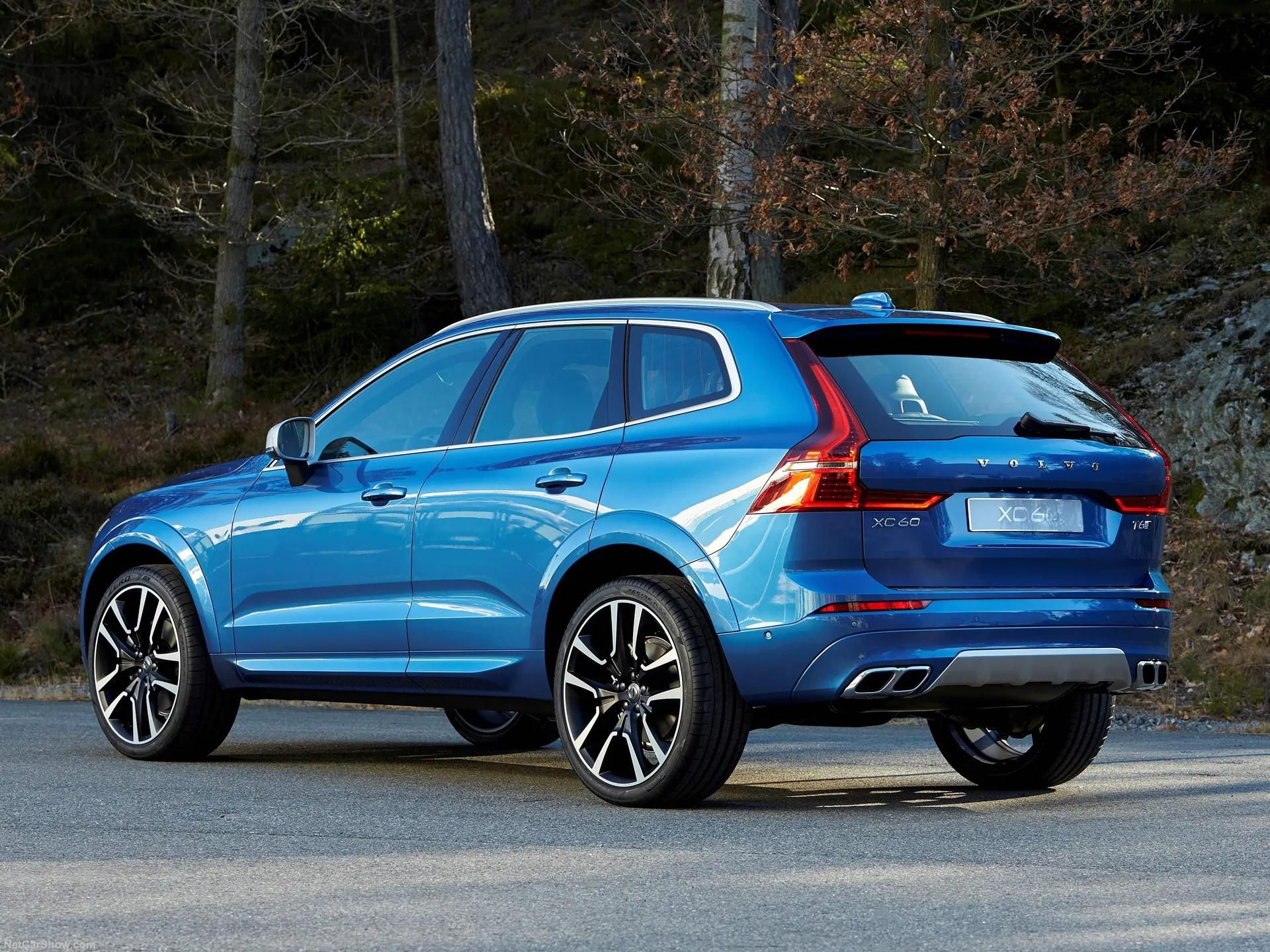Volvo XC60 (2018) – zadní tříčtvrteční pohled
