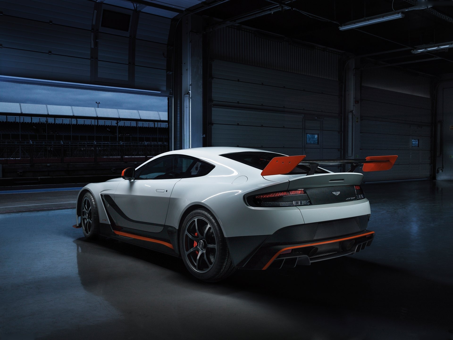 Aston Martin Vantage GT12 (2015) – zadní tříčtvrteční pohled