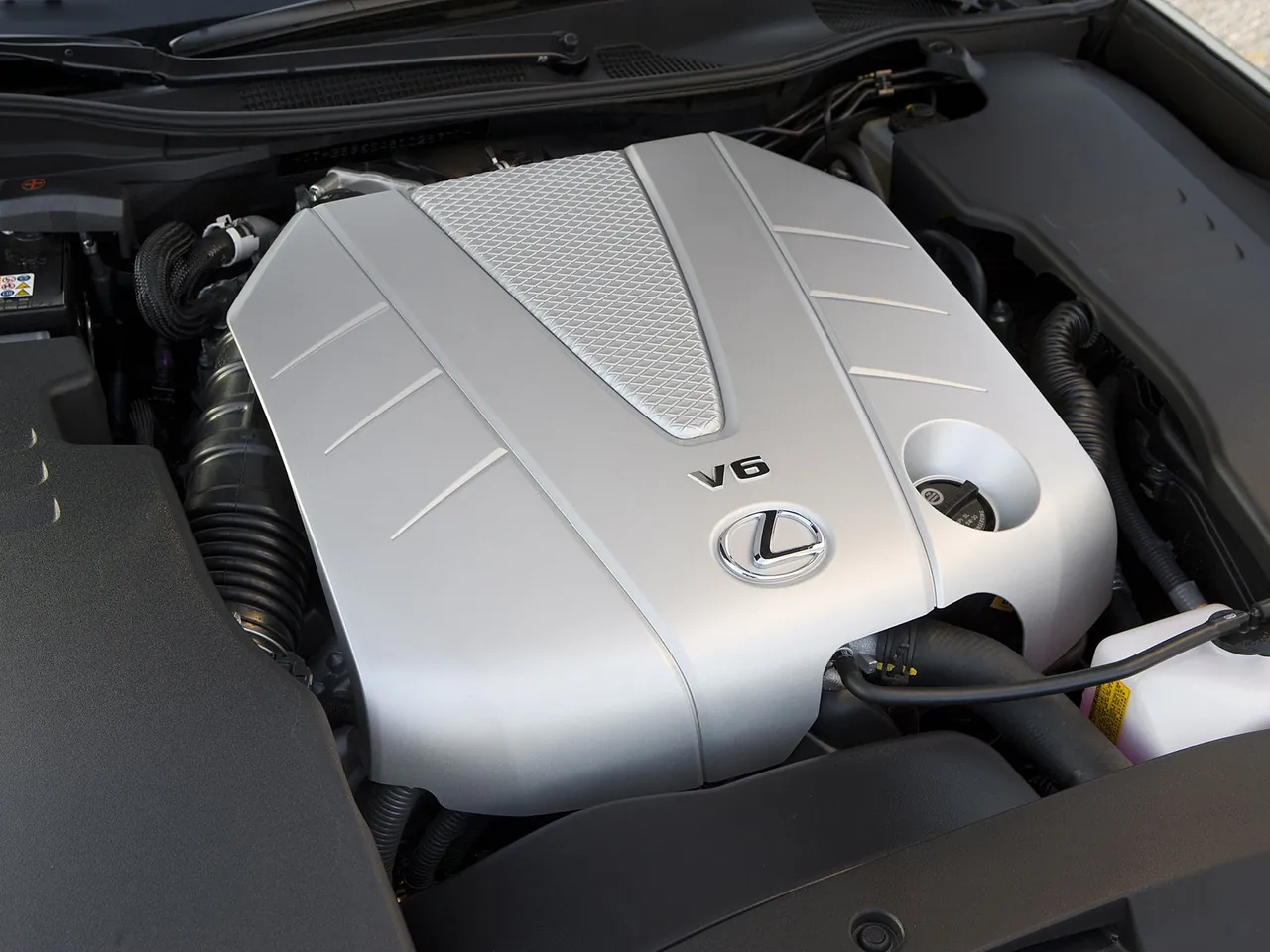 Lexus GS 350 (2009) – motorový prostor