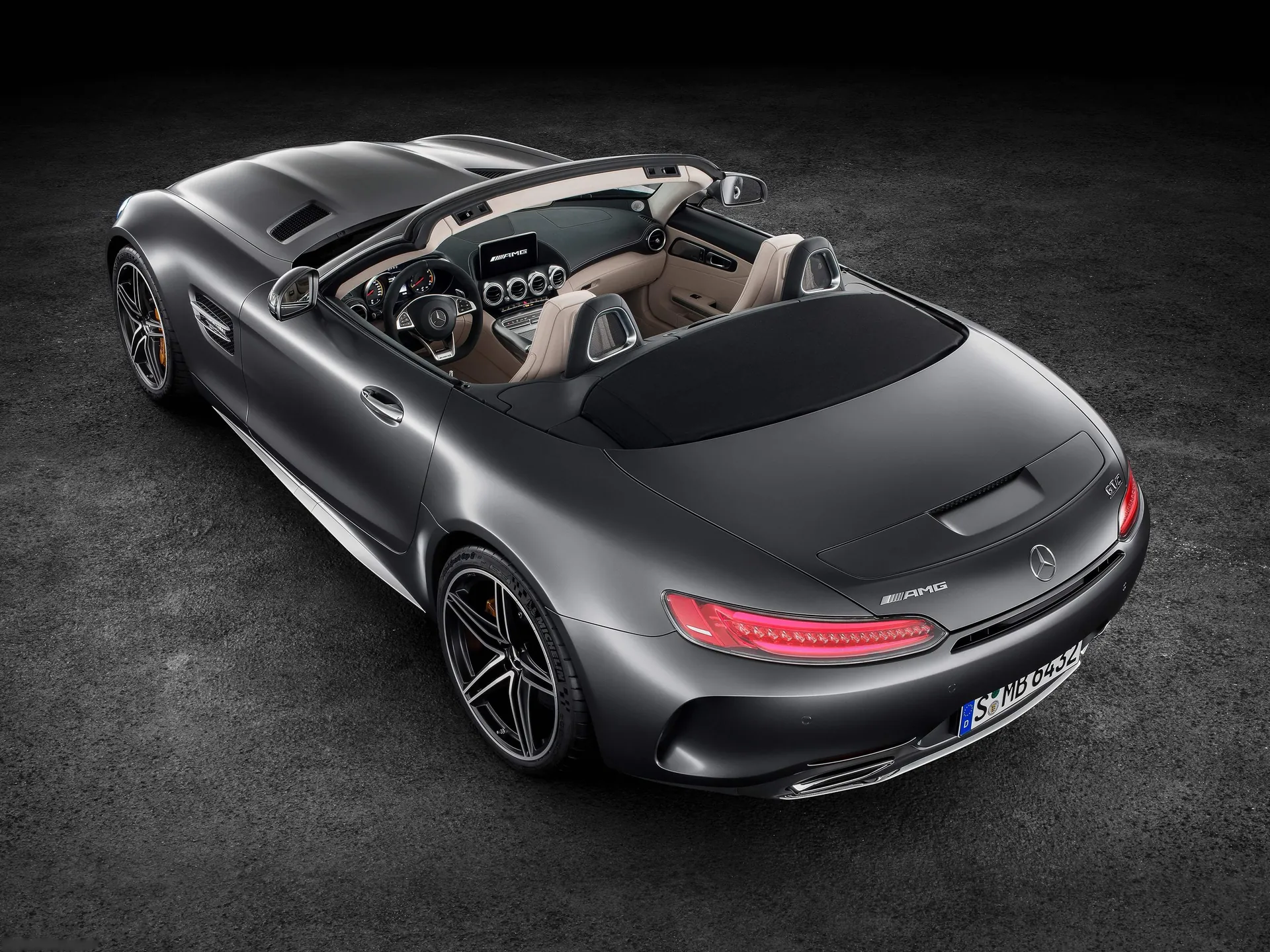 Mercedes-Benz AMG GT C Roadster (2017) – zadní tříčtvrteční pohled