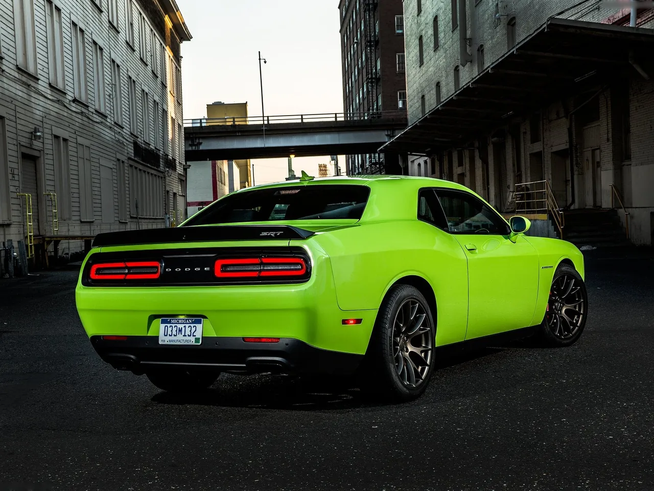Dodge Challenger SRT Hellcat (2015) – zadní tříčtvrteční pohled