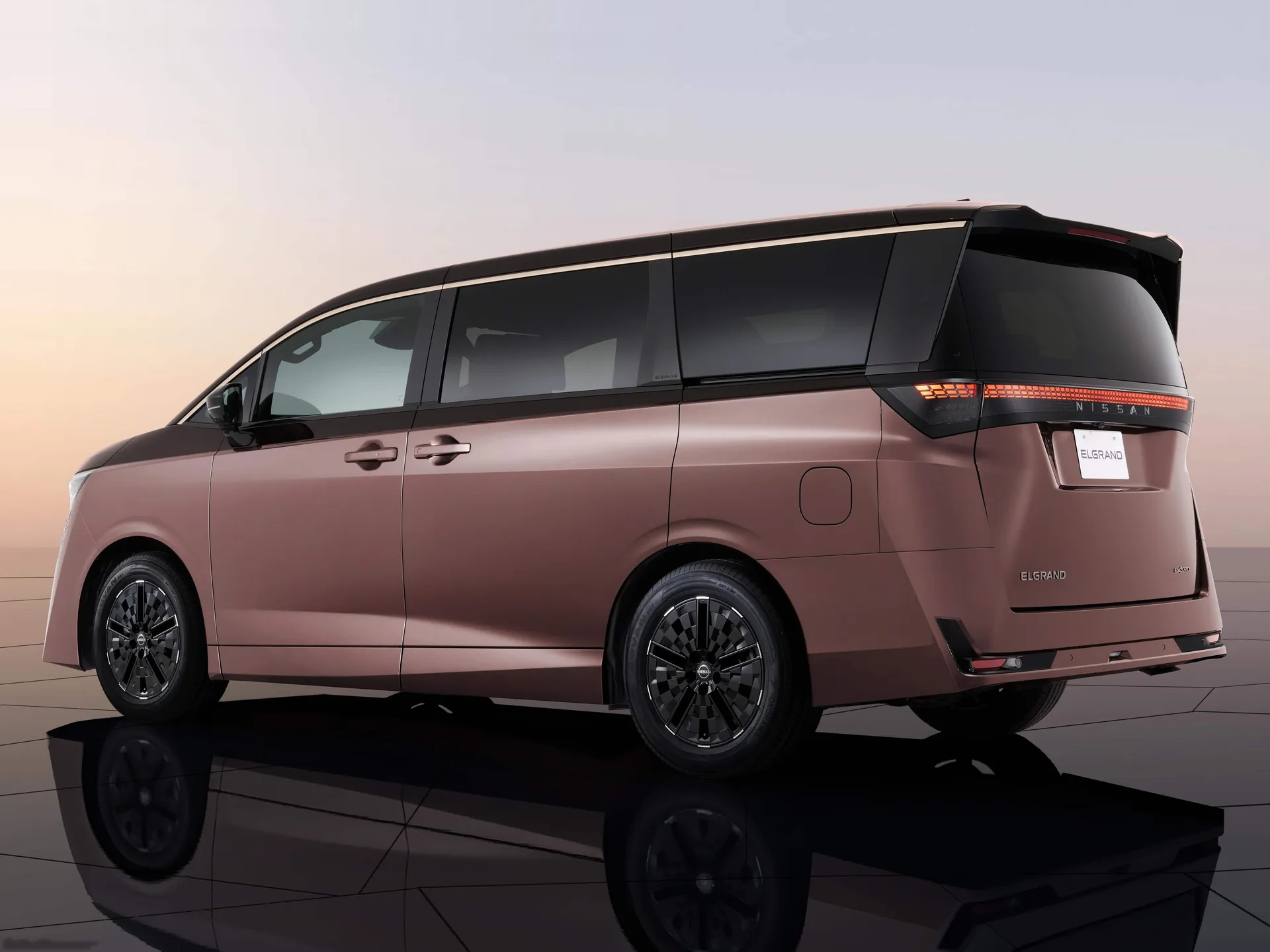 Nissan Elgrand (2027) – zadní tříčtvrteční pohled