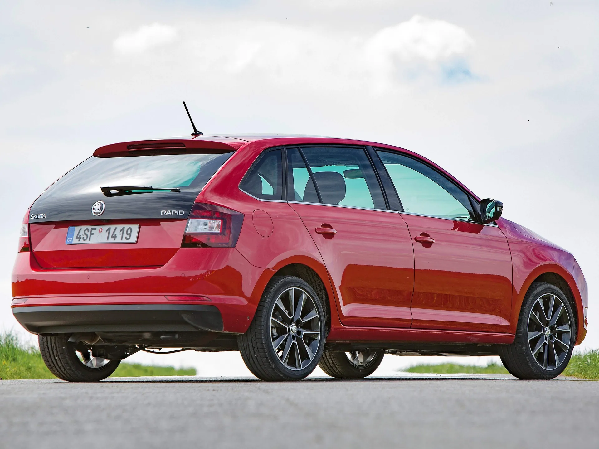 Skoda Rapid Spaceback (2017) – zadní tříčtvrteční pohled