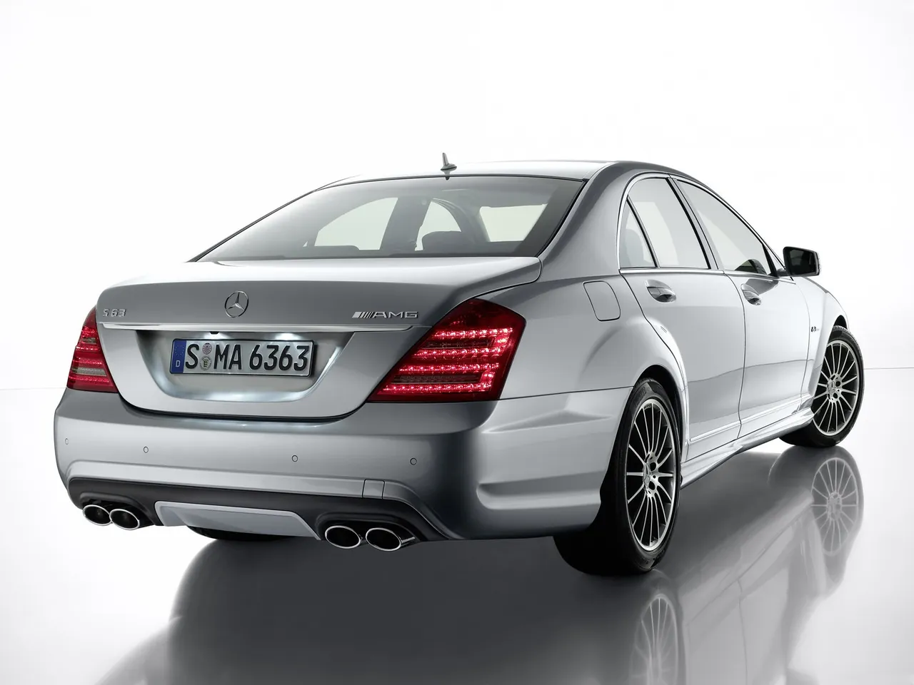 Mercedes-Benz S63 AMG (2010) - Rear Three-Quarter