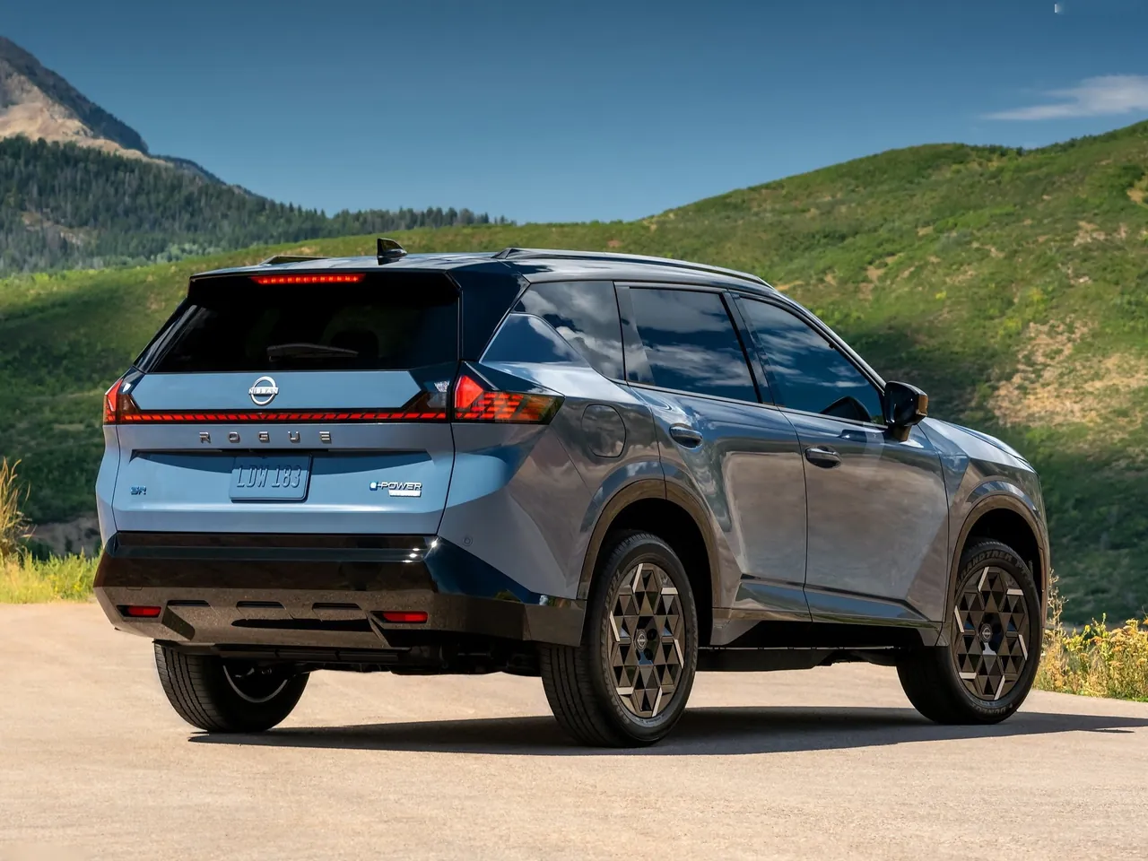 Nissan Rogue Hybrid (2027) – zadní tříčtvrteční pohled