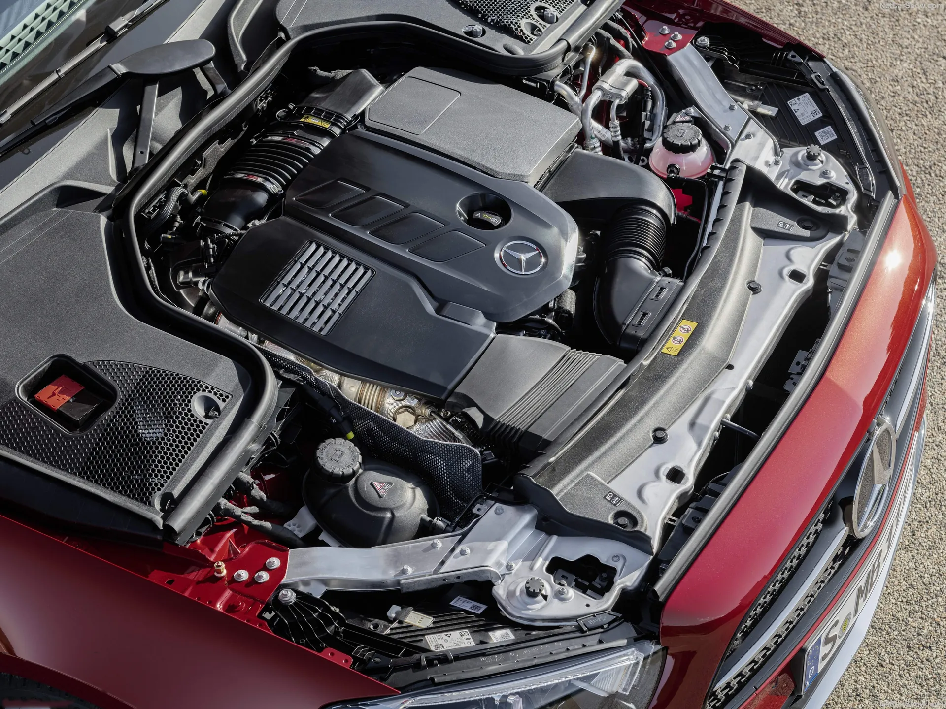 Mercedes-Benz E-Class Cabriolet (2021) – motorový prostor