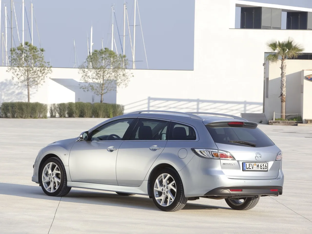 Mazda 6 Wagon (2011) – zadní tříčtvrteční pohled