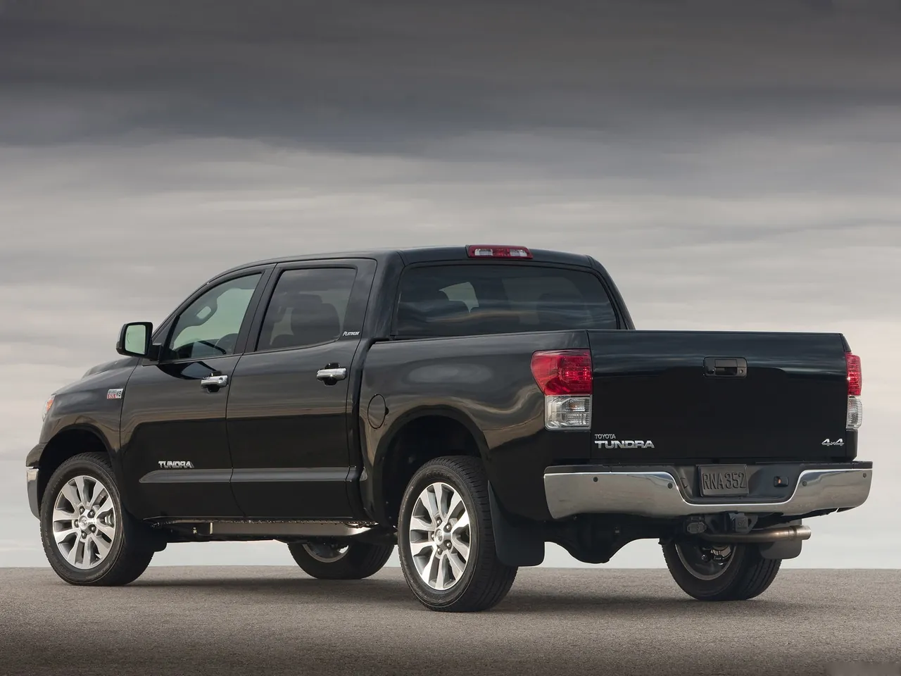 Toyota Tundra CrewMax (2010) – zadní tříčtvrteční pohled