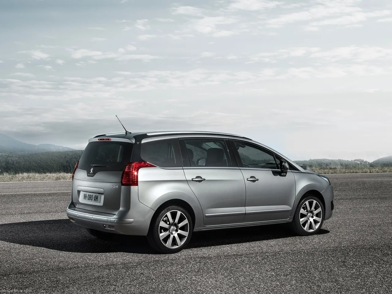 Peugeot 5008 (2014) – zadní tříčtvrteční pohled