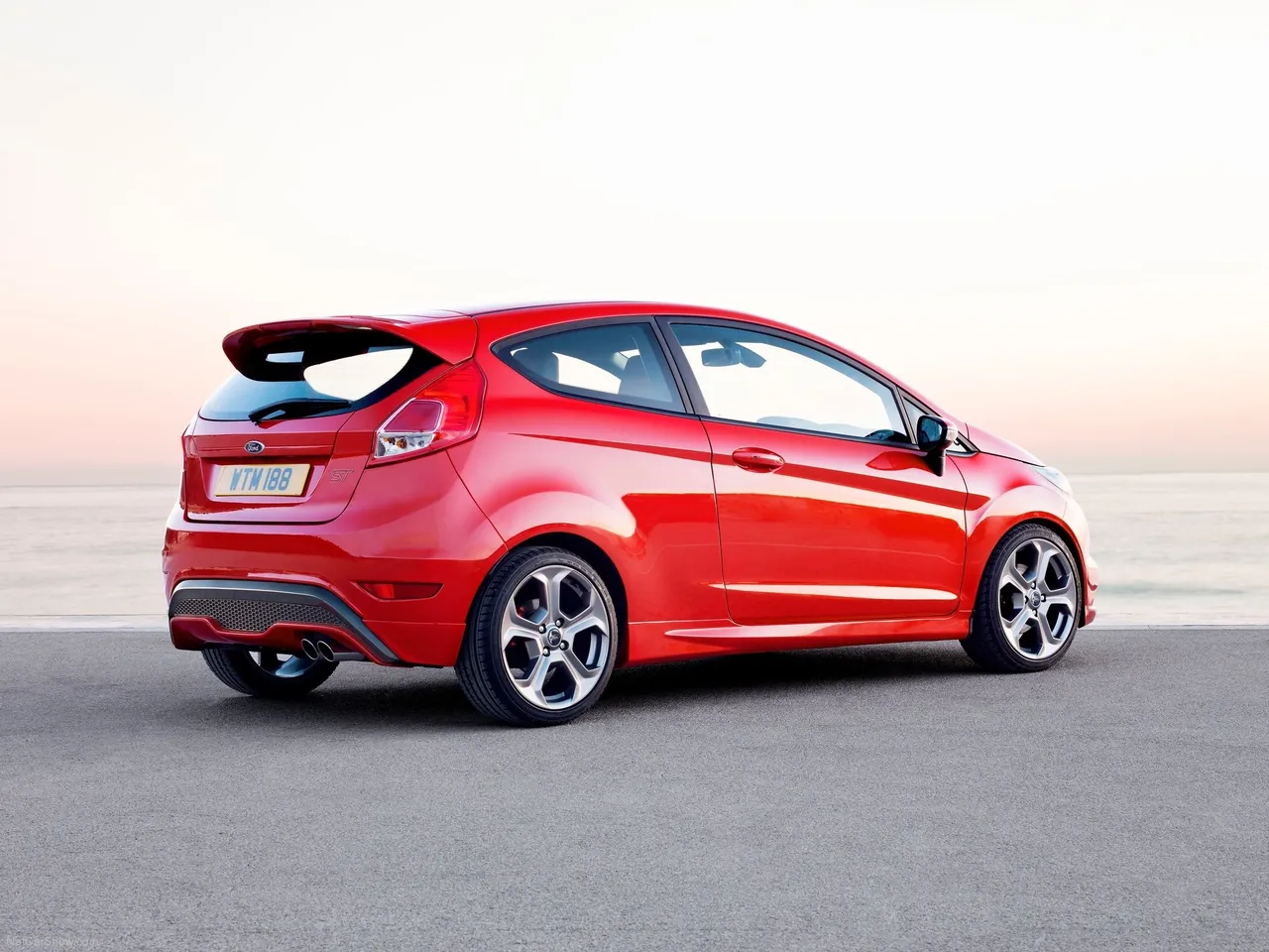 Ford Fiesta ST (2013) – zadní tříčtvrteční pohled