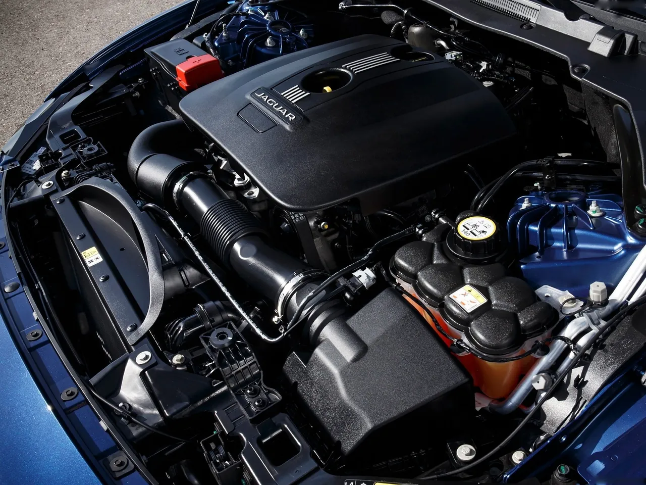 Jaguar XE (2016) – motorový prostor
