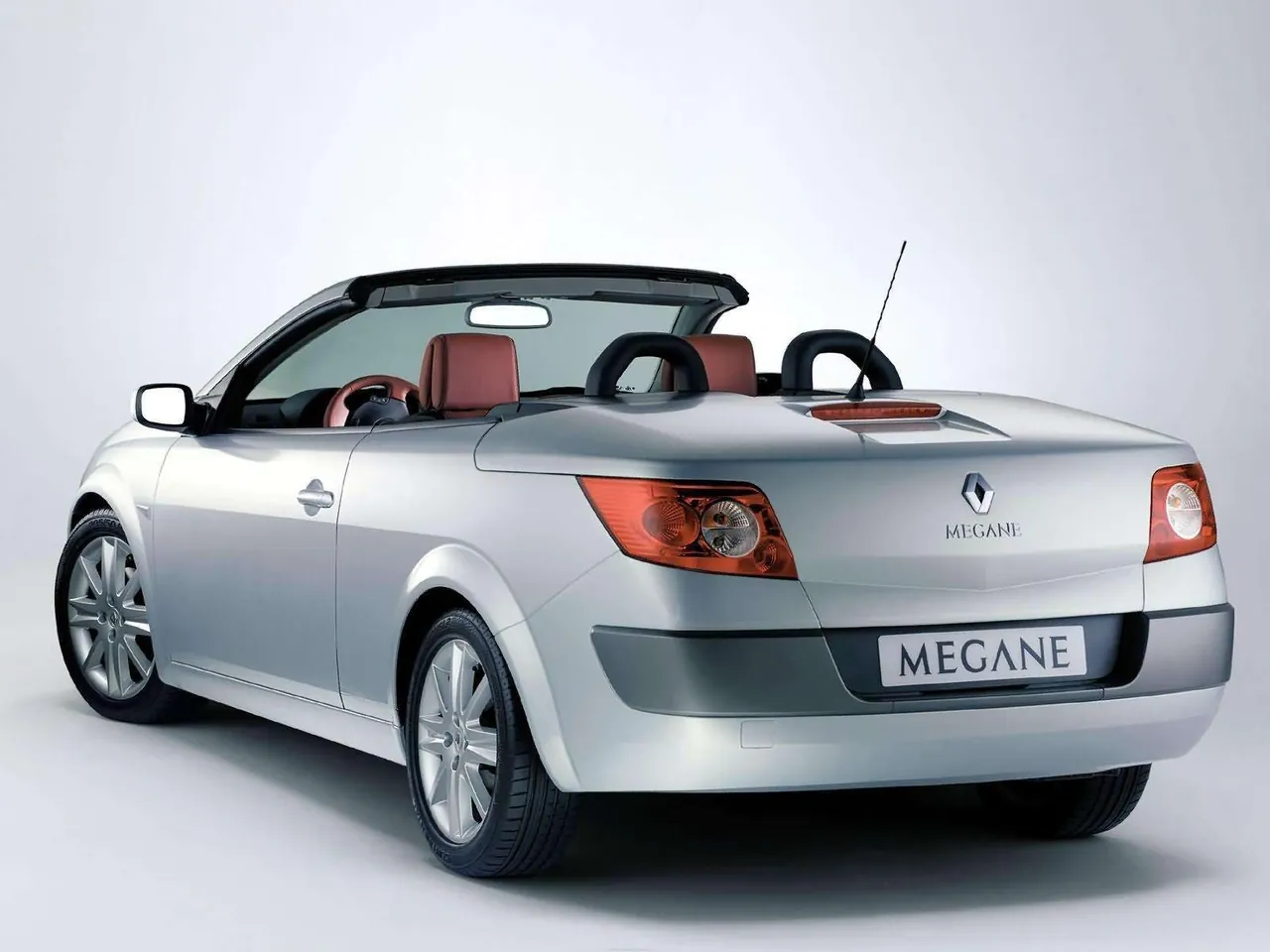 Renault Megane II CoupeCabriolet (2003) – zadní tříčtvrteční pohled