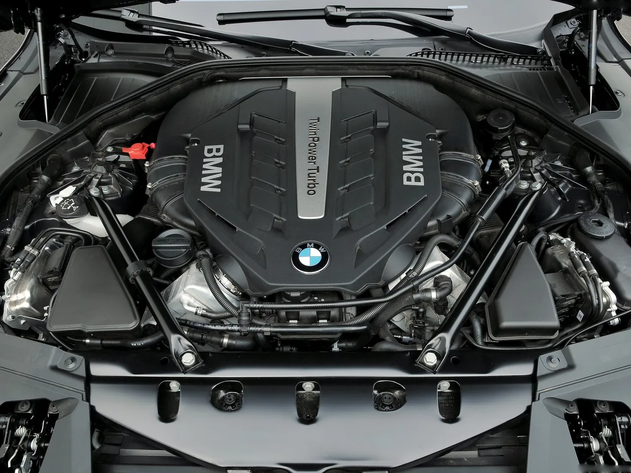 BMW 750Li (2013) – motorový prostor