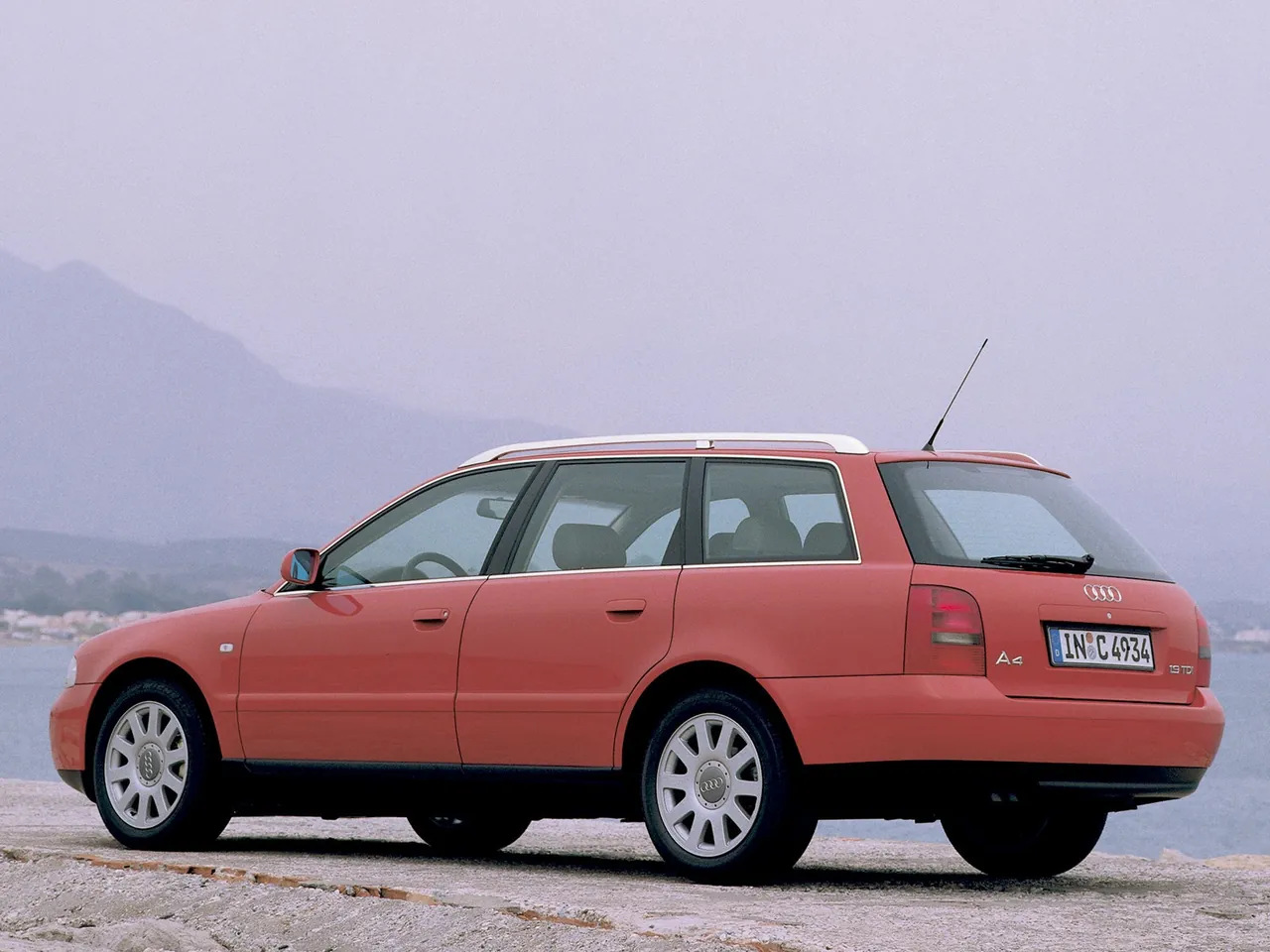 Audi A4 Avant (1999) – zadní tříčtvrteční pohled