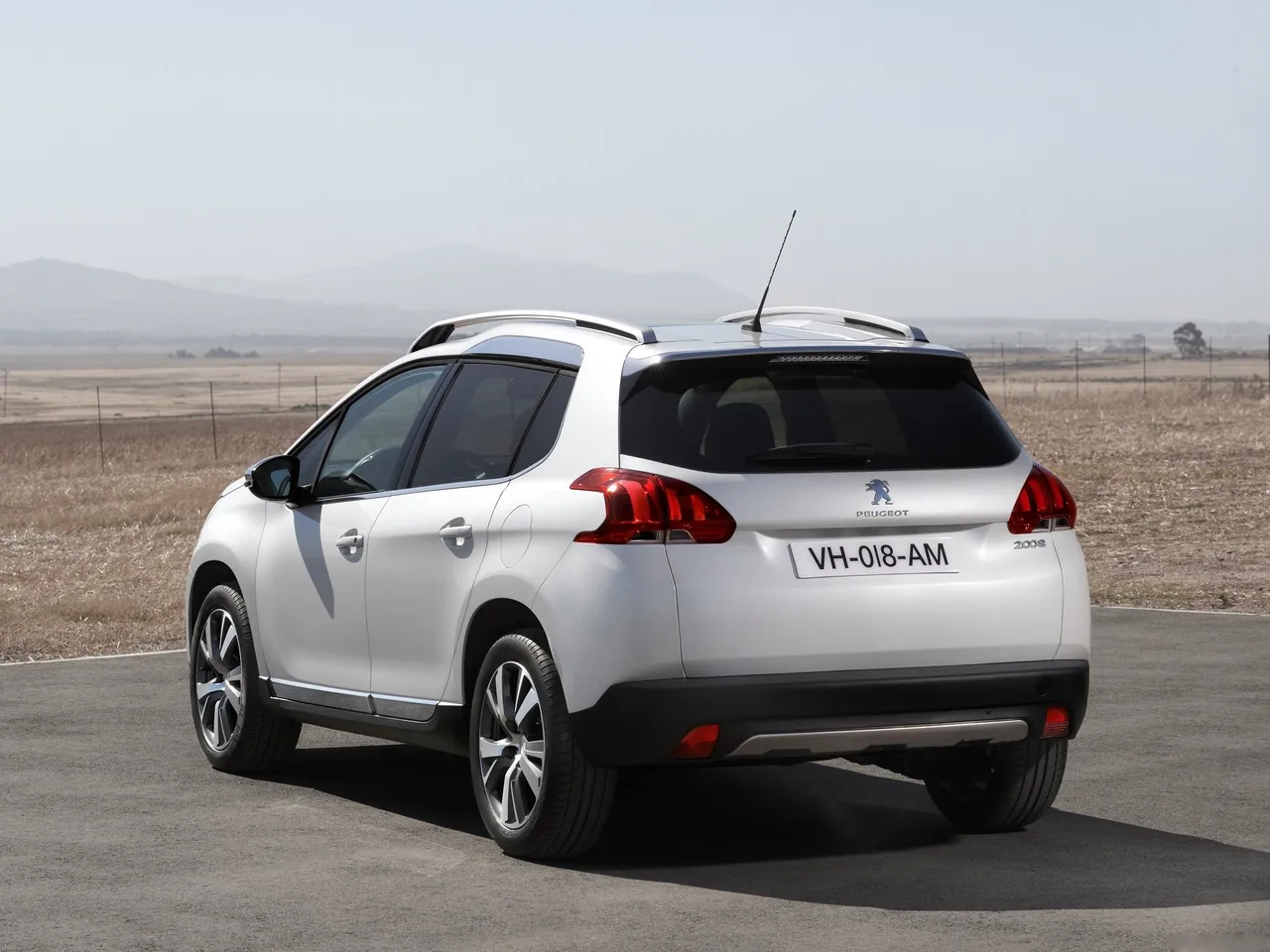 Peugeot 2008 (2014) – zadní tříčtvrteční pohled