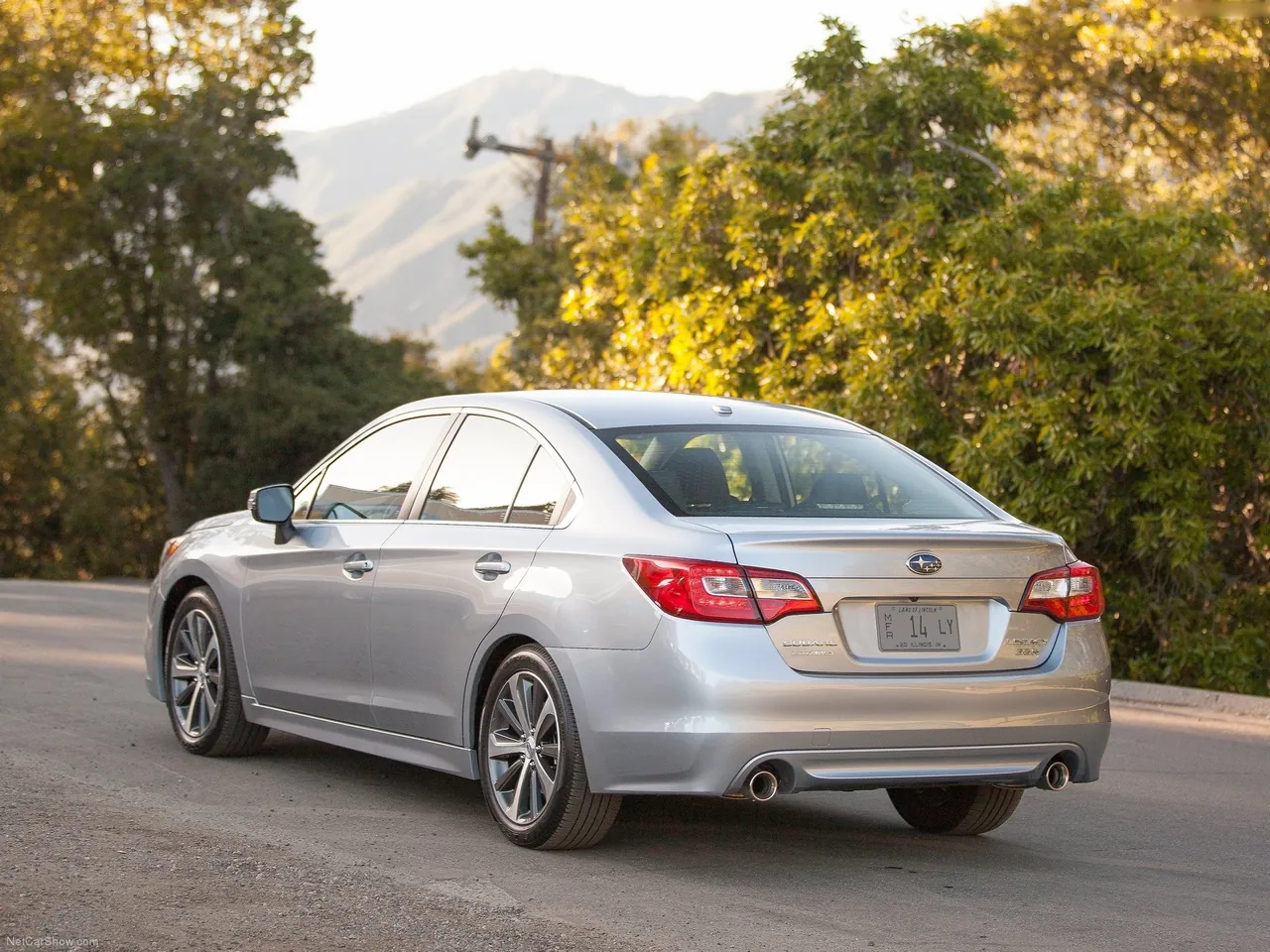 Subaru Legacy (2015) – zadní tříčtvrteční pohled