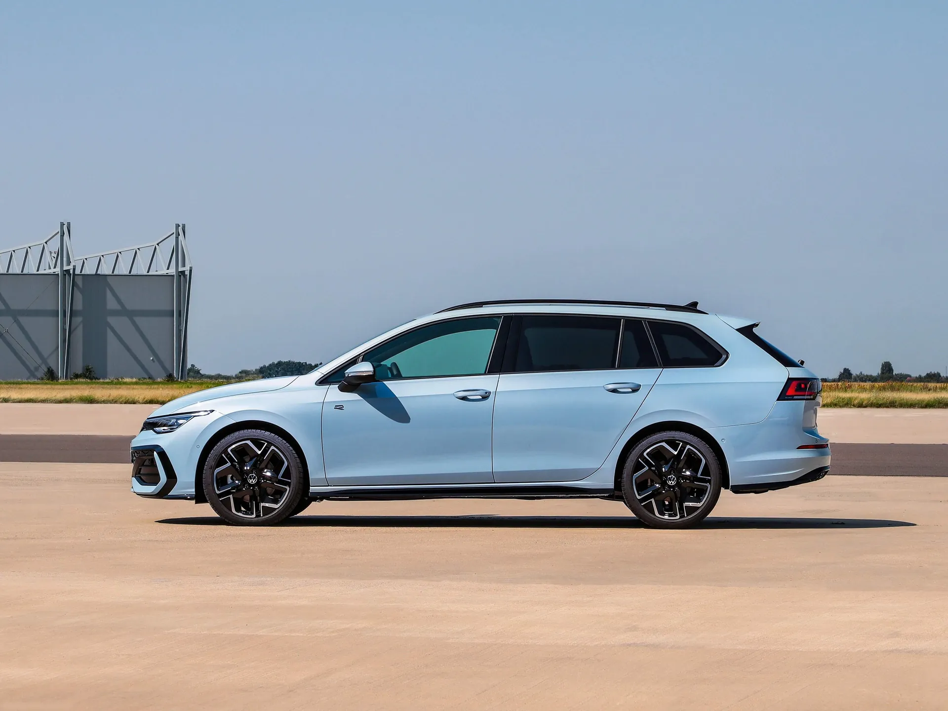 Volkswagen Golf Variant (2024) – boční profil