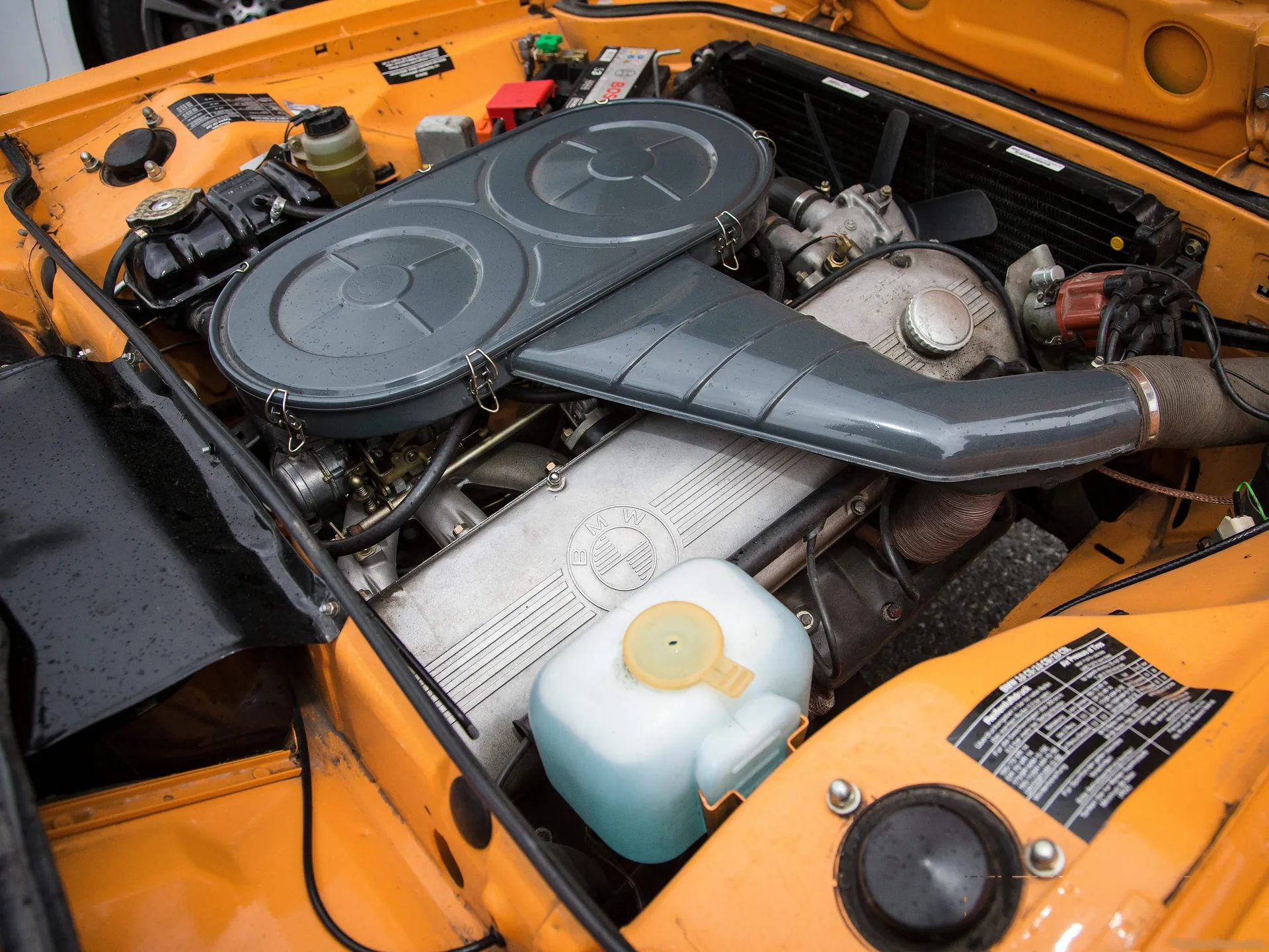 BMW 3.0 CSL (1971) – motorový prostor