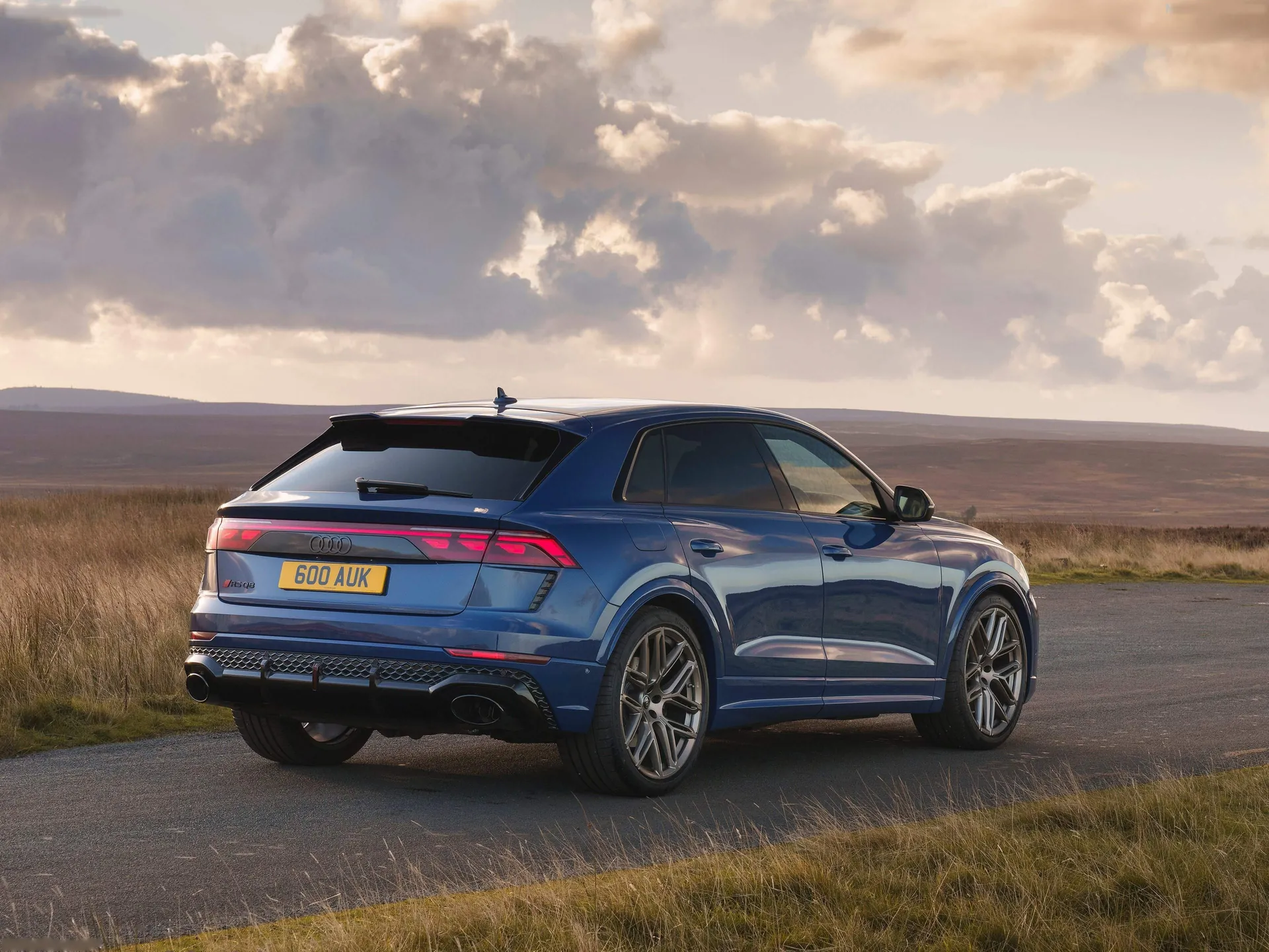 Audi RS Q8 [UK] (2025) – zadní tříčtvrteční pohled