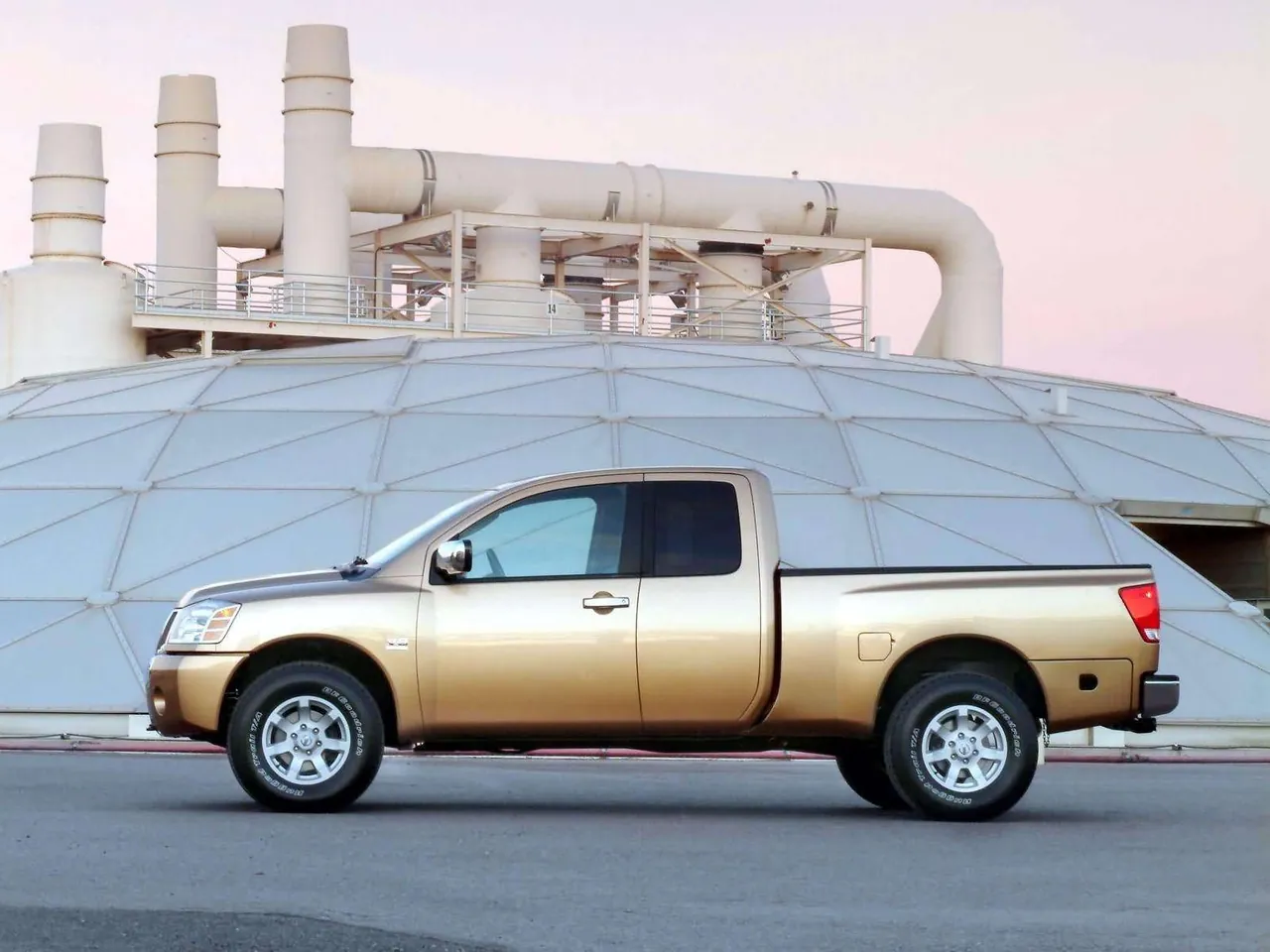 Nissan Titan (2004) – boční profil