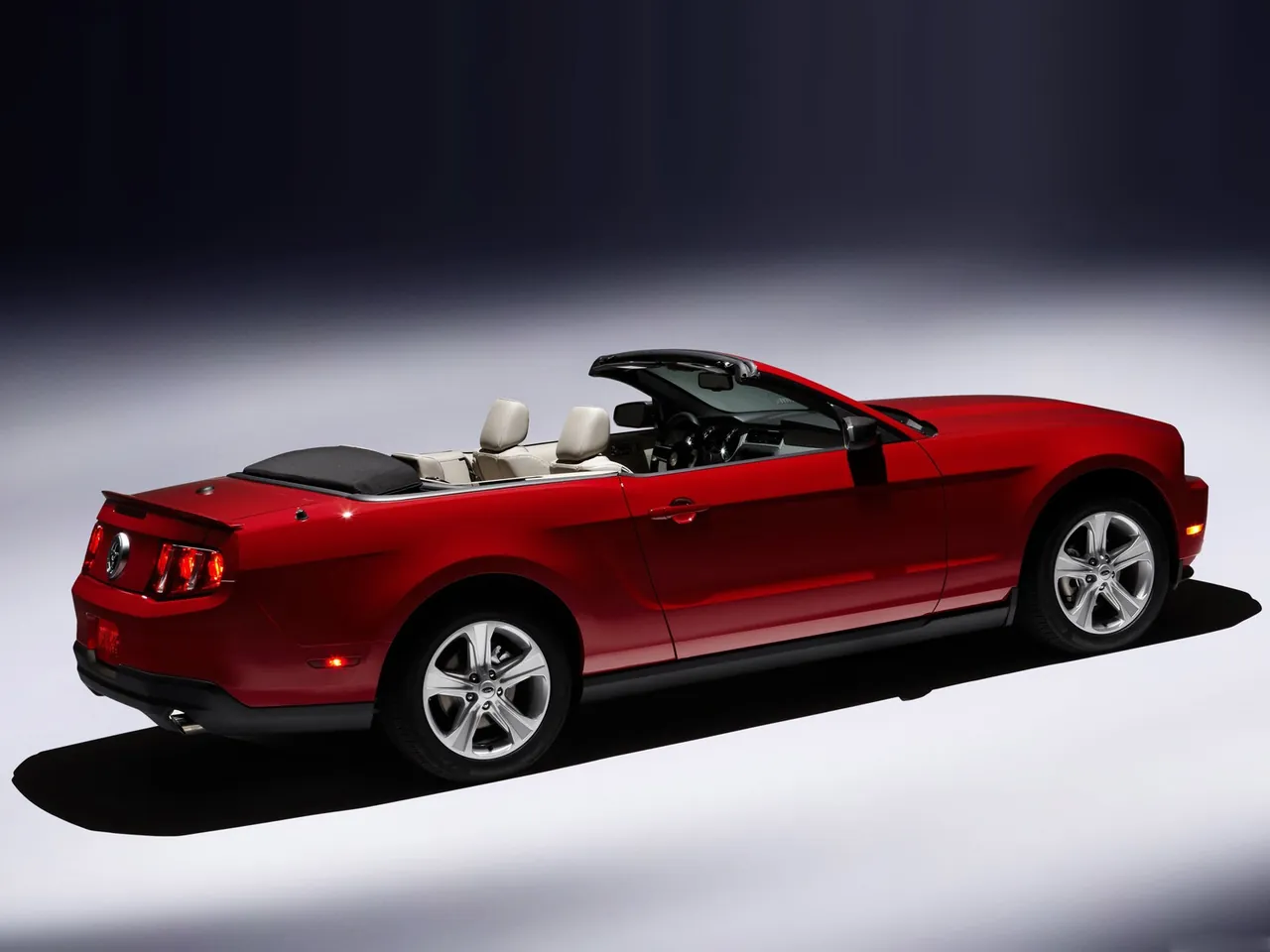 Ford Mustang Convertible (2010) – zadní pohled