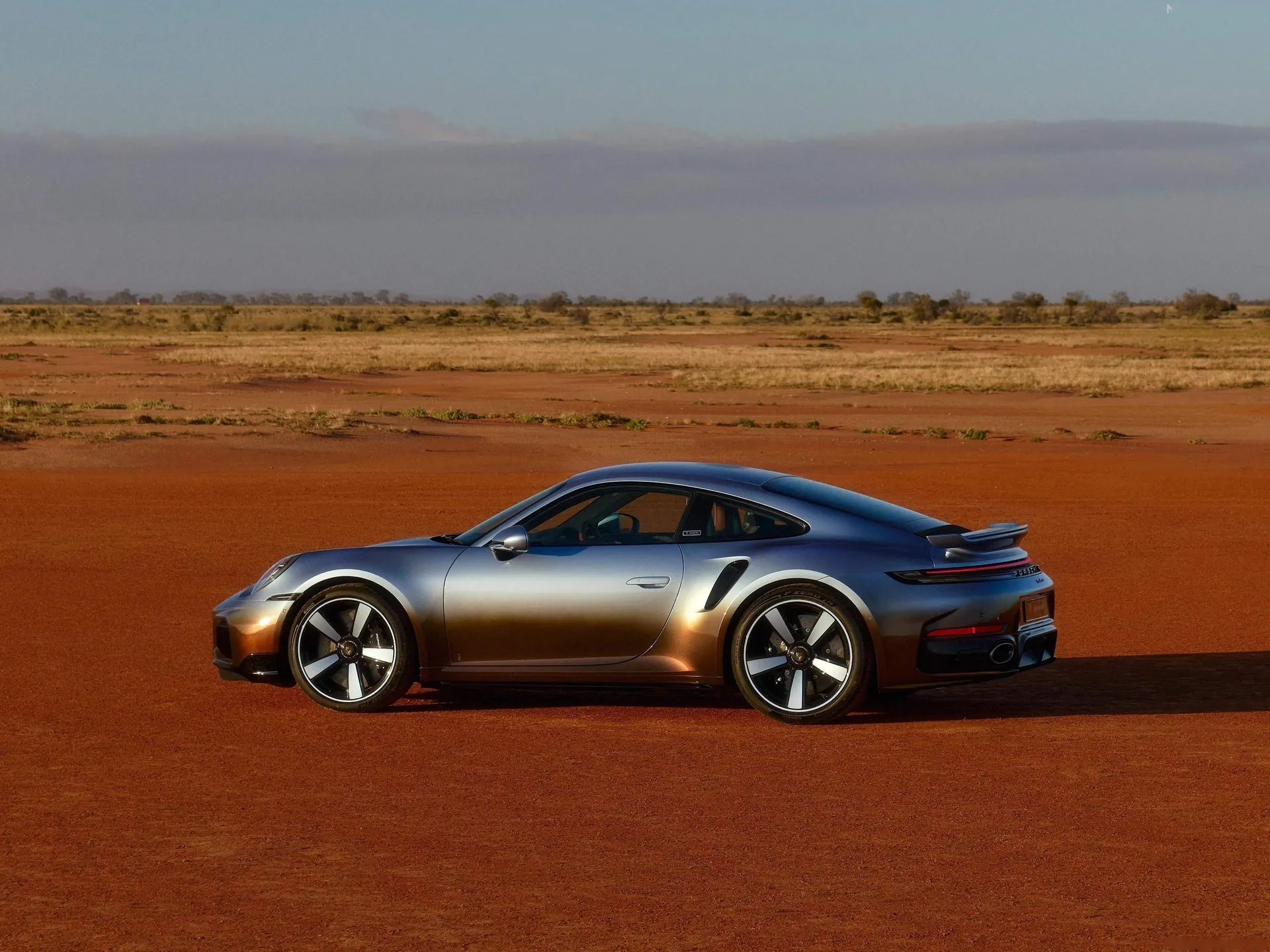 Porsche 911 Turbo S Land Down Under (2026) – boční profil