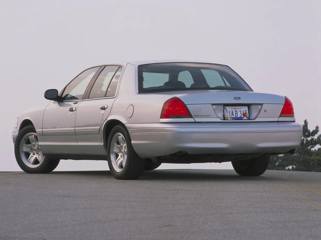 Ford Crown Victoria (2002) – zadní tříčtvrteční pohled