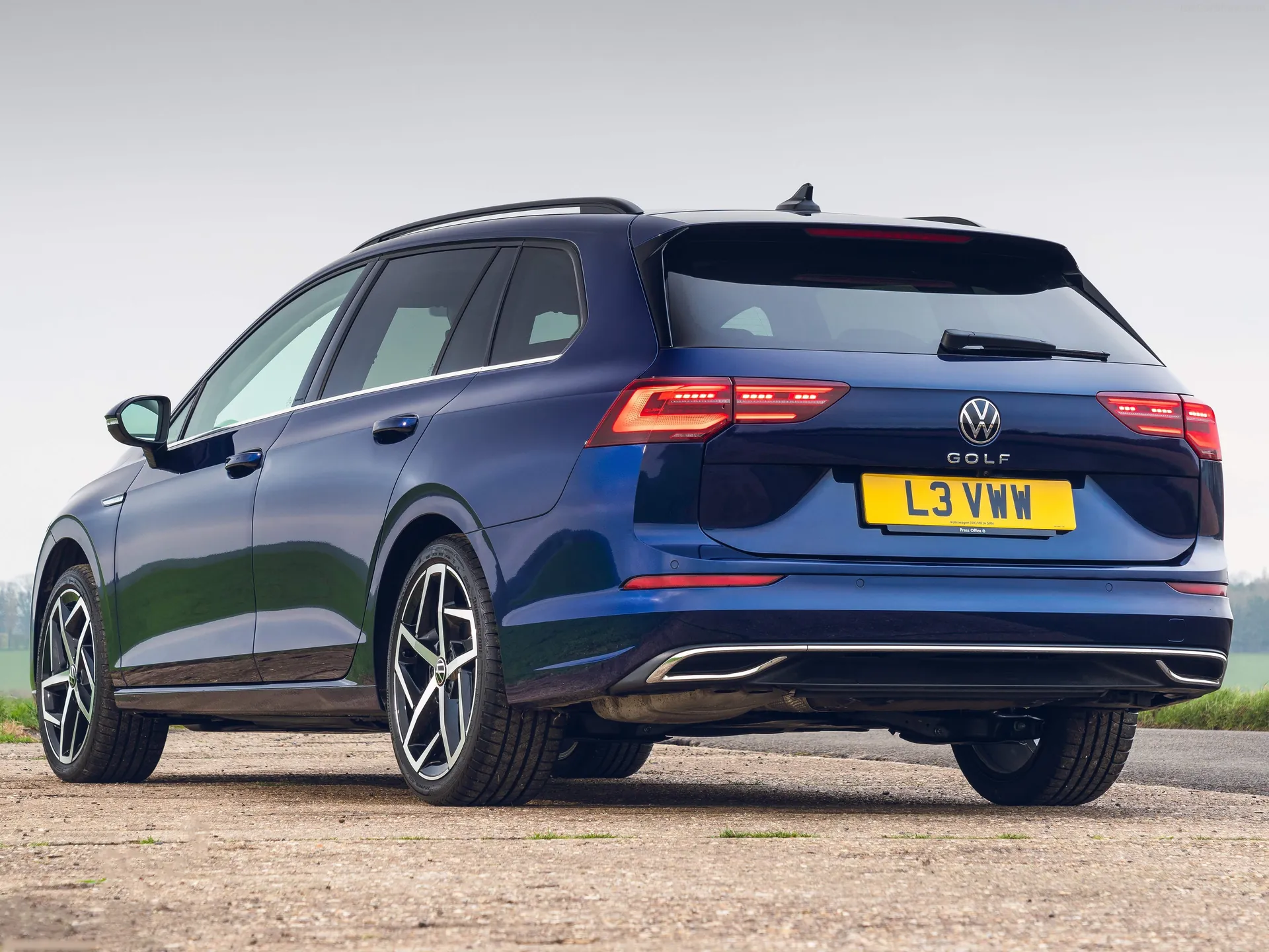 Volkswagen Golf Estate [UK] (2021) – zadní tříčtvrteční pohled