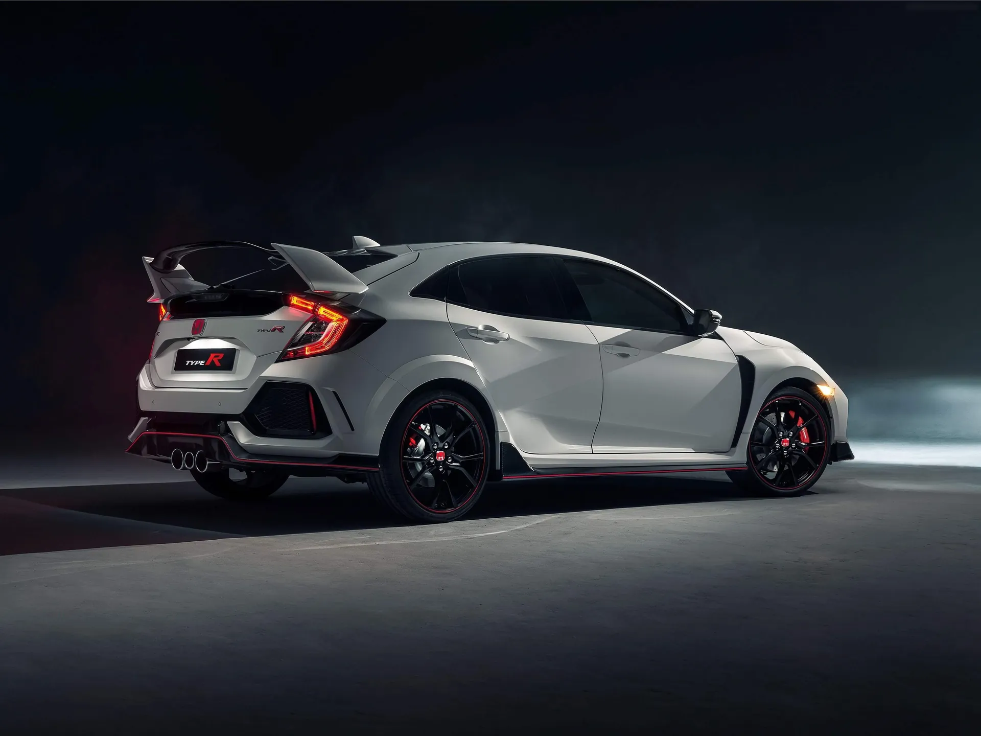 Honda Civic Type R (2018) – zadní tříčtvrteční pohled