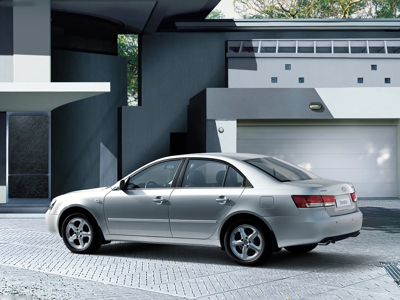 Hyundai Sonata (2005) – zadní tříčtvrteční pohled