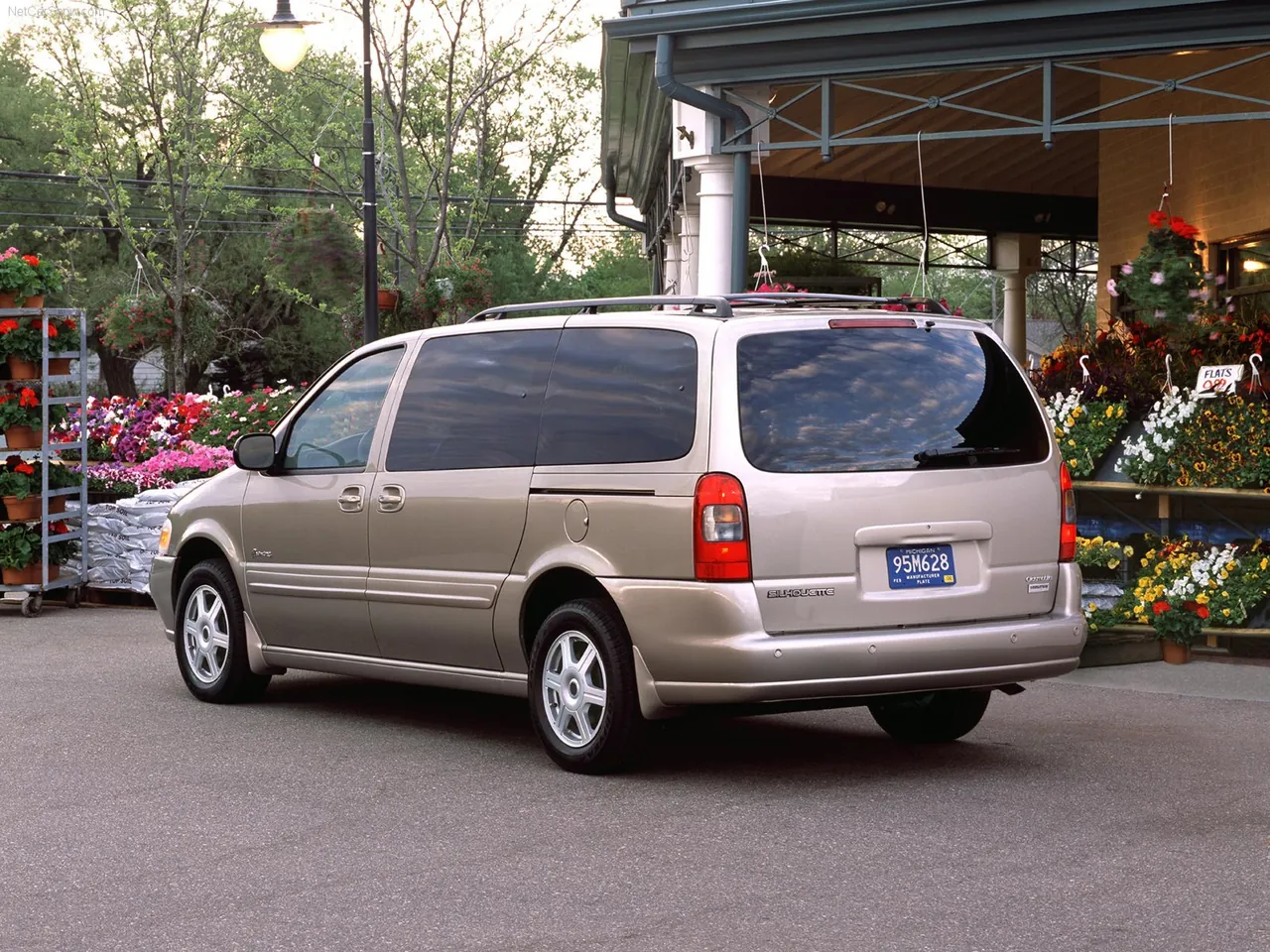 Oldsmobile Silhouette (2002) – zadní tříčtvrteční pohled