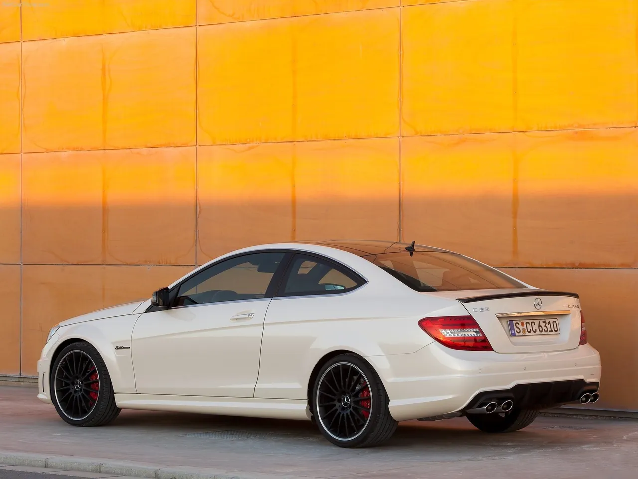 Mercedes-Benz C63 AMG Coupe (2012) – zadní tříčtvrteční pohled
