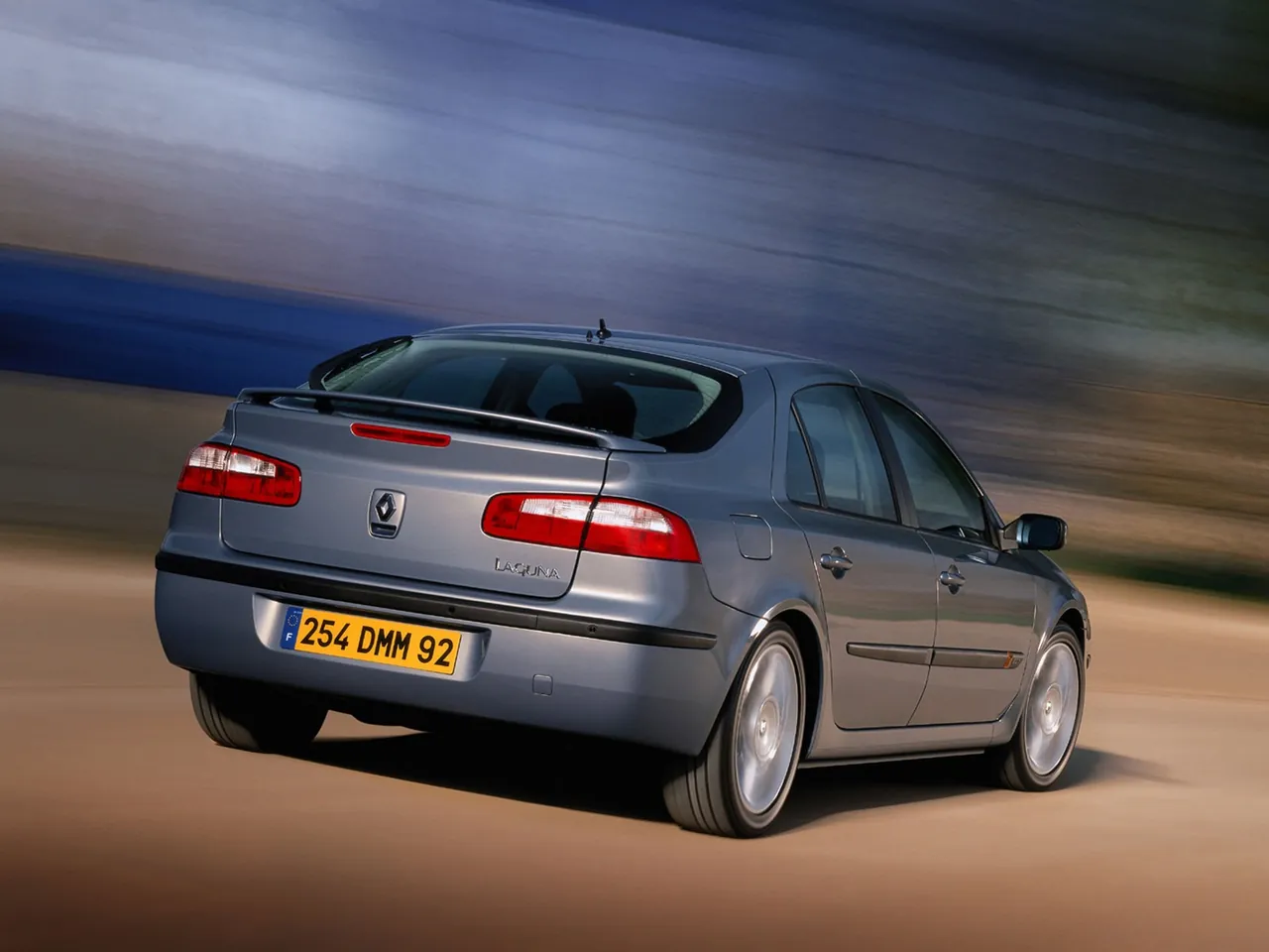 Renault Laguna 2.0 T (2002) – zadní tříčtvrteční pohled