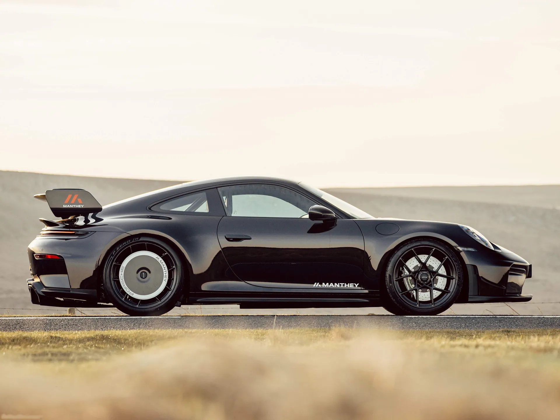 Porsche 911 GT3 with Manthey Kit (2026) – boční profil