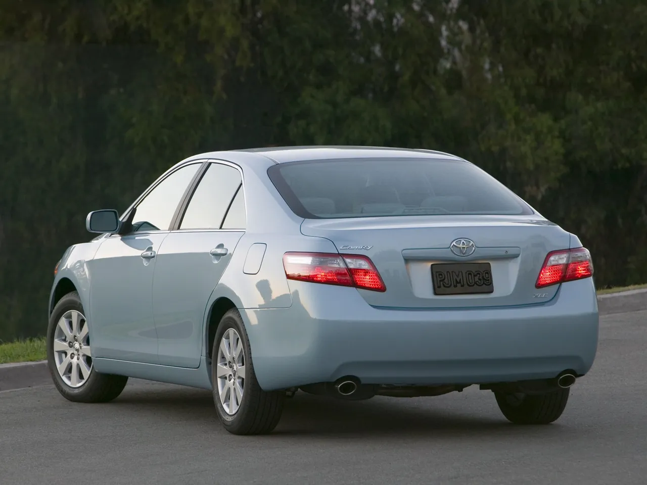 Toyota Camry XLE (2007) - Rear Three-Quarter