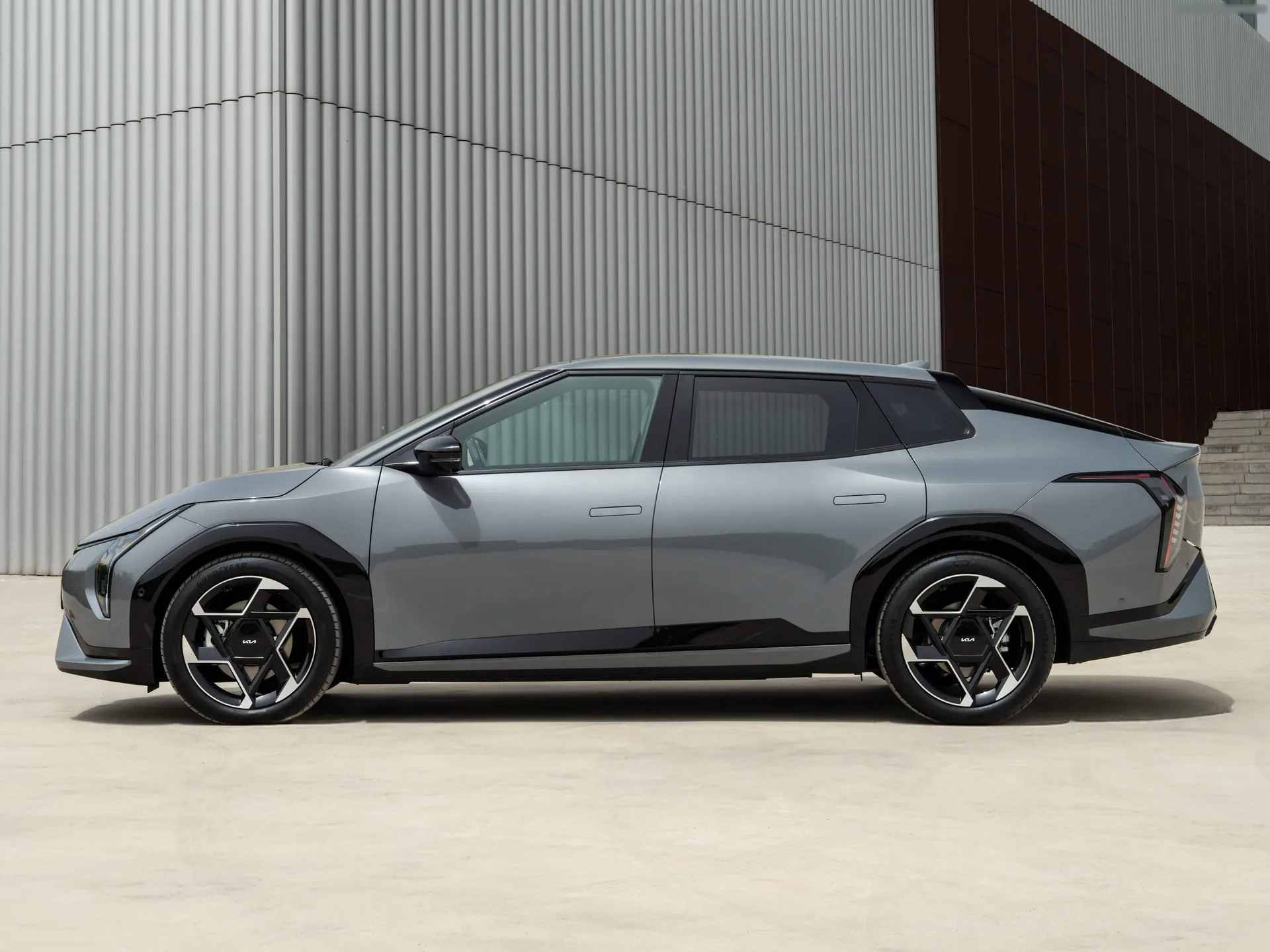 Kia EV4 Fastback [EU] (2026) – boční profil