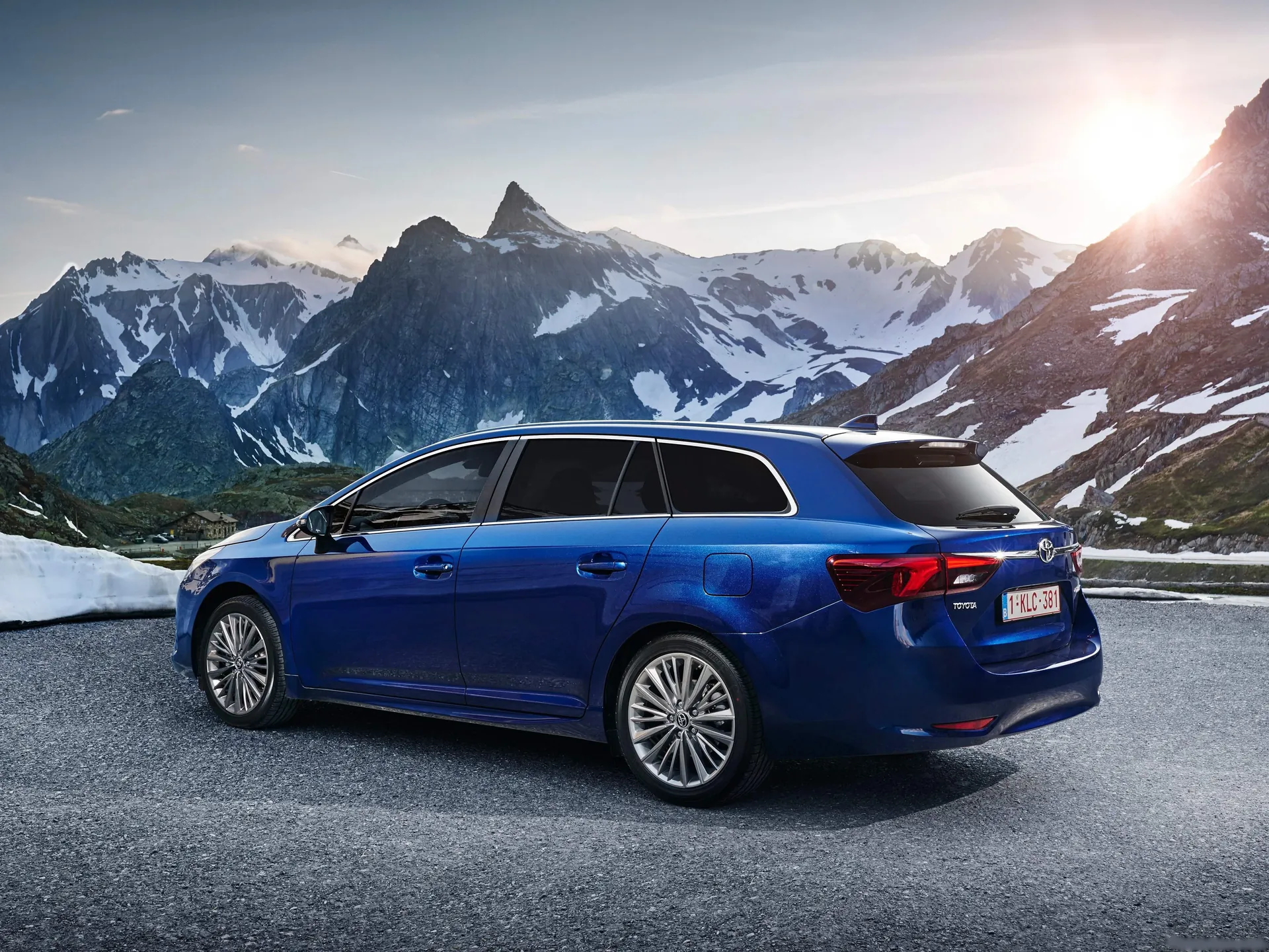 Toyota Avensis Touring Sports (2016) – zadní tříčtvrteční pohled
