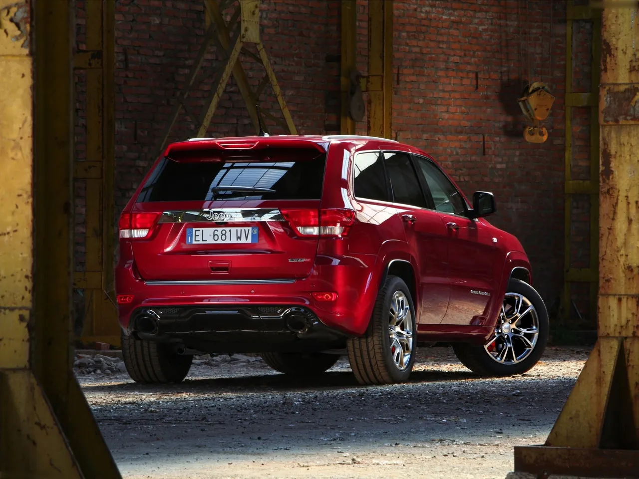 Jeep Grand Cherokee SRT8 (2012) – zadní tříčtvrteční pohled
